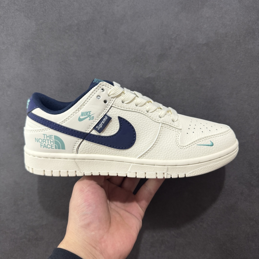 【定制版】Nike SB Dunk Low x The North Face 白蓝双小勾 纯原大厂出品 极力推荐👏 原装头层材料 独家版型蒸餾加工 帶來的是更好的视觉和脚感体验 大厂纯原品质出货 清洁度 电绣工艺 皮料切割干净无任何毛边 细节完美 货号:XD1588 224 尺码:36 36.5 37.5 38 38.5 39 40 40.5 41 42 42.5 43 44 44.5 45-选品中心