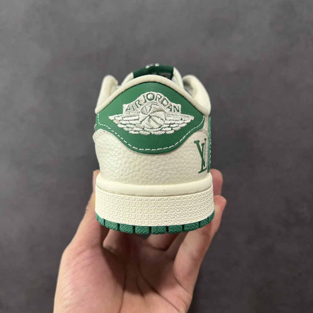 图片[4]-【定制版】Travis Scott x Nike Air Jordan 1 Low x Louis Vuitton Air Jordan 1 Low 反转白绿满印倒钩 纯原版本 全鞋采用原装头层皮，用料扎实 精雕细琢 鞋型极致还原 飞翼3D打印改良 深度立体 四线中底拉帮皮料选材 钢印 背胶一应俱全 全新批次 原装原模大底全鞋原厂定制皮料，手感细腻正确折边工艺 完美细节诠释 货号：XS2025 064 尺码：36 36.5 37.5 38 38.5 39 40 40.5 41 42 42.5 43 44 44.5 45-选品中心