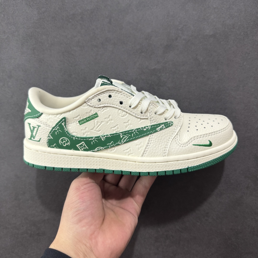 【定制版】Travis Scott x Nike Air Jordan 1 Low x Louis Vuitton Air Jordan 1 Low 反转白绿满印倒钩 纯原版本 全鞋采用原装头层皮,用料扎实 精雕细琢 鞋型极致还原 飞翼3D打印改良 深度立体 四线中底拉帮皮料选材 钢印 背胶一应俱全 全新批次 原装原模大底全鞋原厂定制皮料,手感细腻正确折边工艺 完美细节诠释 货号:XS2025 064 尺码:36 36.5 37.5 38 38.5 39 40 40.5 41 42 42.5 43 44 44.5 45-选品中心