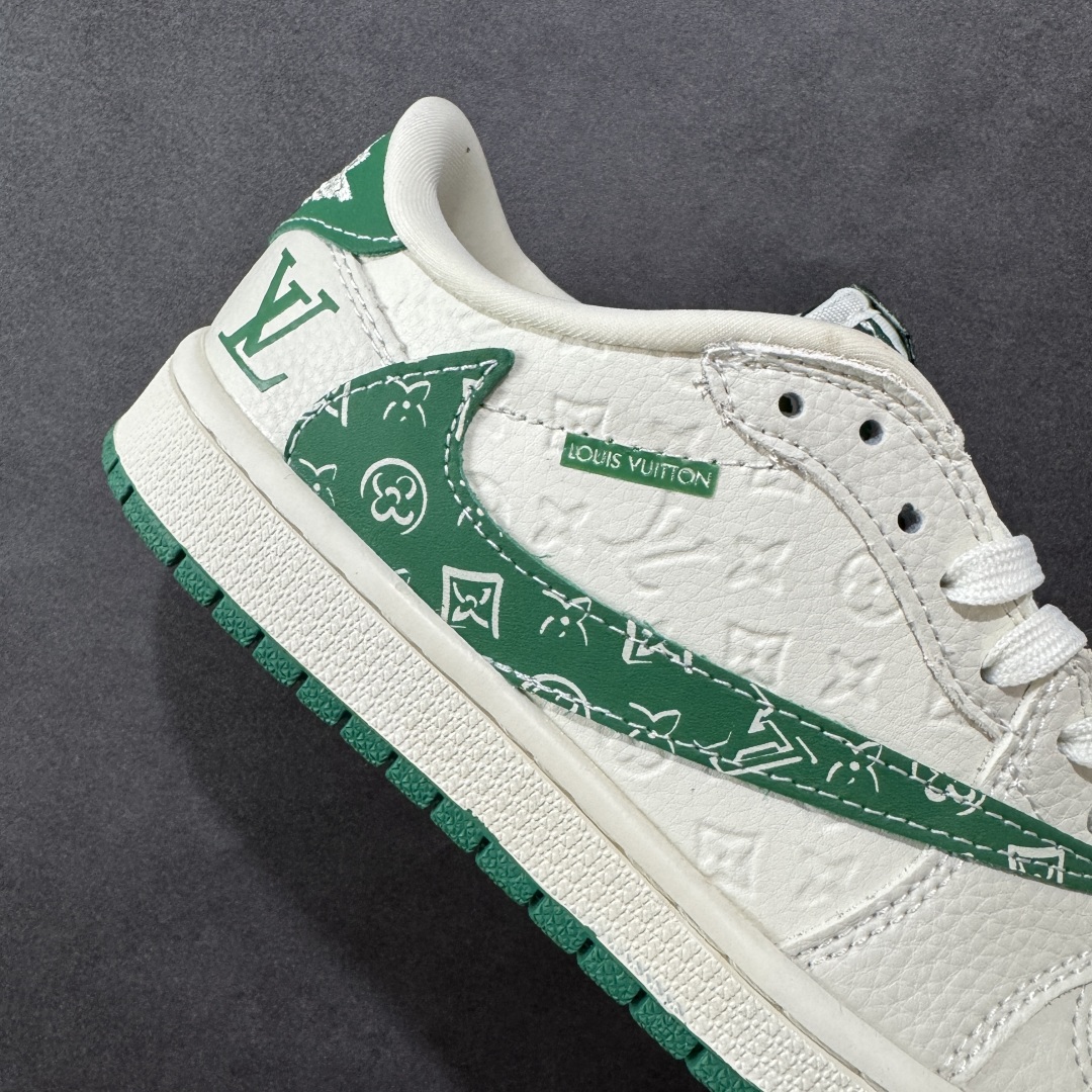 图片[6]-【定制版】Travis Scott x Nike Air Jordan 1 Low x Louis Vuitton Air Jordan 1 Low 反转白绿满印倒钩 纯原版本 全鞋采用原装头层皮，用料扎实 精雕细琢 鞋型极致还原 飞翼3D打印改良 深度立体 四线中底拉帮皮料选材 钢印 背胶一应俱全 全新批次 原装原模大底全鞋原厂定制皮料，手感细腻正确折边工艺 完美细节诠释 货号：XS2025 064 尺码：36 36.5 37.5 38 38.5 39 40 40.5 41 42 42.5 43 44 44.5 45-选品中心