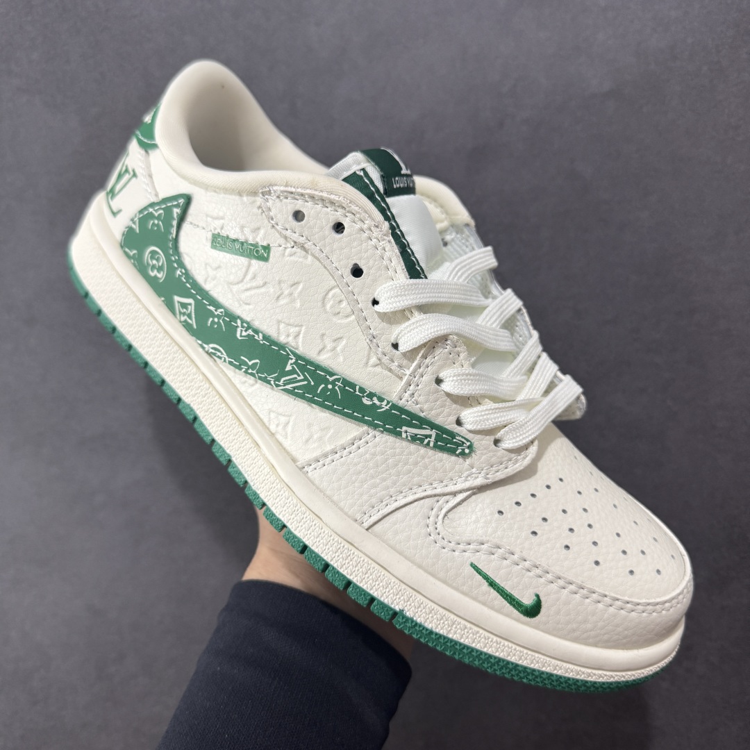 图片[3]-【定制版】Travis Scott x Nike Air Jordan 1 Low x Louis Vuitton Air Jordan 1 Low 反转白绿满印倒钩 纯原版本 全鞋采用原装头层皮，用料扎实 精雕细琢 鞋型极致还原 飞翼3D打印改良 深度立体 四线中底拉帮皮料选材 钢印 背胶一应俱全 全新批次 原装原模大底全鞋原厂定制皮料，手感细腻正确折边工艺 完美细节诠释 货号：XS2025 064 尺码：36 36.5 37.5 38 38.5 39 40 40.5 41 42 42.5 43 44 44.5 45-选品中心