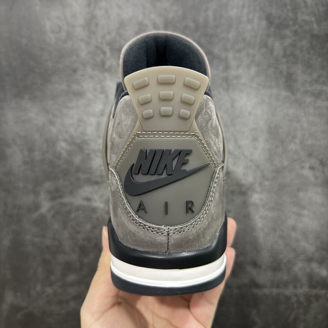 图片[4]-【OG纯原】Air Jordan AJ4 Ship “Cave Stone”摩卡棕色 FV5029-200 圈内最强四代 耗时半年巨作 全套原纸板楦头开发 原厂特供皮料加持 确保原汁原味 完美呈现四代版型 一比一鞋头弧度高度鞋身弧度 数据细节工艺流程均保持原鞋一致 原厂TPU网格鞋带扣 正确内里网布 菱角分明不变形无多余毛边 柔软性质感一致于原鞋 市场唯一原厂鞋扣模具 背面可见隐藏注塑口 原厂织唛标 原厂飞人电绣工艺 尾指中部跳三针 独家绑鞋带手法 印刷中底布 四线拉帮 米色美纹纸贴合固定 进口港宝加持 后跟自然饱满 全鞋荧光划线卡点 追求极致完美 每一双都是工艺品 多重QC质检 超越公司货的品控标准 实实在在的免检产品 尺码：40 40.5 41 42 42.5 43 44 44.5 45 46 47.5-选品中心