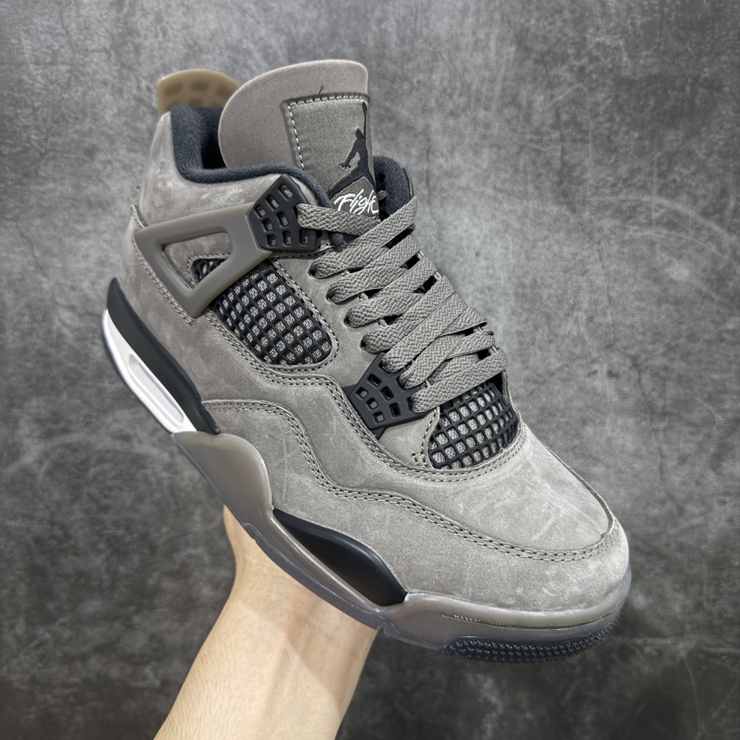 图片[3]-【OG纯原】Air Jordan AJ4 Ship “Cave Stone”摩卡棕色 FV5029-200 圈内最强四代 耗时半年巨作 全套原纸板楦头开发 原厂特供皮料加持 确保原汁原味 完美呈现四代版型 一比一鞋头弧度高度鞋身弧度 数据细节工艺流程均保持原鞋一致 原厂TPU网格鞋带扣 正确内里网布 菱角分明不变形无多余毛边 柔软性质感一致于原鞋 市场唯一原厂鞋扣模具 背面可见隐藏注塑口 原厂织唛标 原厂飞人电绣工艺 尾指中部跳三针 独家绑鞋带手法 印刷中底布 四线拉帮 米色美纹纸贴合固定 进口港宝加持 后跟自然饱满 全鞋荧光划线卡点 追求极致完美 每一双都是工艺品 多重QC质检 超越公司货的品控标准 实实在在的免检产品 尺码：40 40.5 41 42 42.5 43 44 44.5 45 46 47.5-选品中心