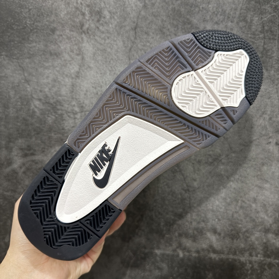 图片[9]-【OG纯原】Air Jordan AJ4 Ship “Cave Stone”摩卡棕色 FV5029-200 圈内最强四代 耗时半年巨作 全套原纸板楦头开发 原厂特供皮料加持 确保原汁原味 完美呈现四代版型 一比一鞋头弧度高度鞋身弧度 数据细节工艺流程均保持原鞋一致 原厂TPU网格鞋带扣 正确内里网布 菱角分明不变形无多余毛边 柔软性质感一致于原鞋 市场唯一原厂鞋扣模具 背面可见隐藏注塑口 原厂织唛标 原厂飞人电绣工艺 尾指中部跳三针 独家绑鞋带手法 印刷中底布 四线拉帮 米色美纹纸贴合固定 进口港宝加持 后跟自然饱满 全鞋荧光划线卡点 追求极致完美 每一双都是工艺品 多重QC质检 超越公司货的品控标准 实实在在的免检产品 尺码：40 40.5 41 42 42.5 43 44 44.5 45 46 47.5-选品中心