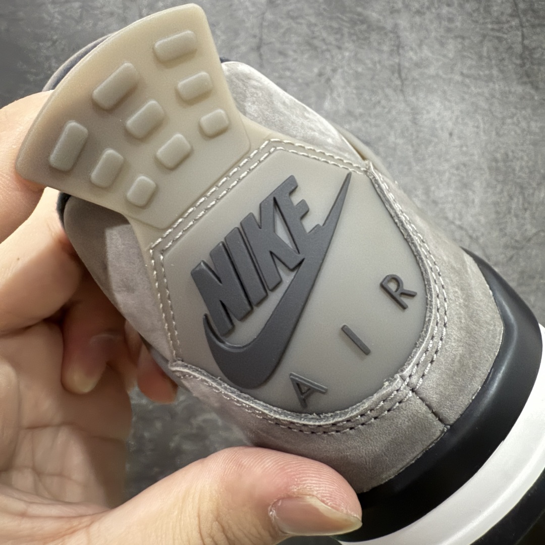 图片[2]-【OG纯原】Air Jordan AJ4 Ship “Cave Stone”摩卡棕色 FV5029-200 圈内最强四代 耗时半年巨作 全套原纸板楦头开发 原厂特供皮料加持 确保原汁原味 完美呈现四代版型 一比一鞋头弧度高度鞋身弧度 数据细节工艺流程均保持原鞋一致 原厂TPU网格鞋带扣 正确内里网布 菱角分明不变形无多余毛边 柔软性质感一致于原鞋 市场唯一原厂鞋扣模具 背面可见隐藏注塑口 原厂织唛标 原厂飞人电绣工艺 尾指中部跳三针 独家绑鞋带手法 印刷中底布 四线拉帮 米色美纹纸贴合固定 进口港宝加持 后跟自然饱满 全鞋荧光划线卡点 追求极致完美 每一双都是工艺品 多重QC质检 超越公司货的品控标准 实实在在的免检产品 尺码：40 40.5 41 42 42.5 43 44 44.5 45 46 47.5-选品中心