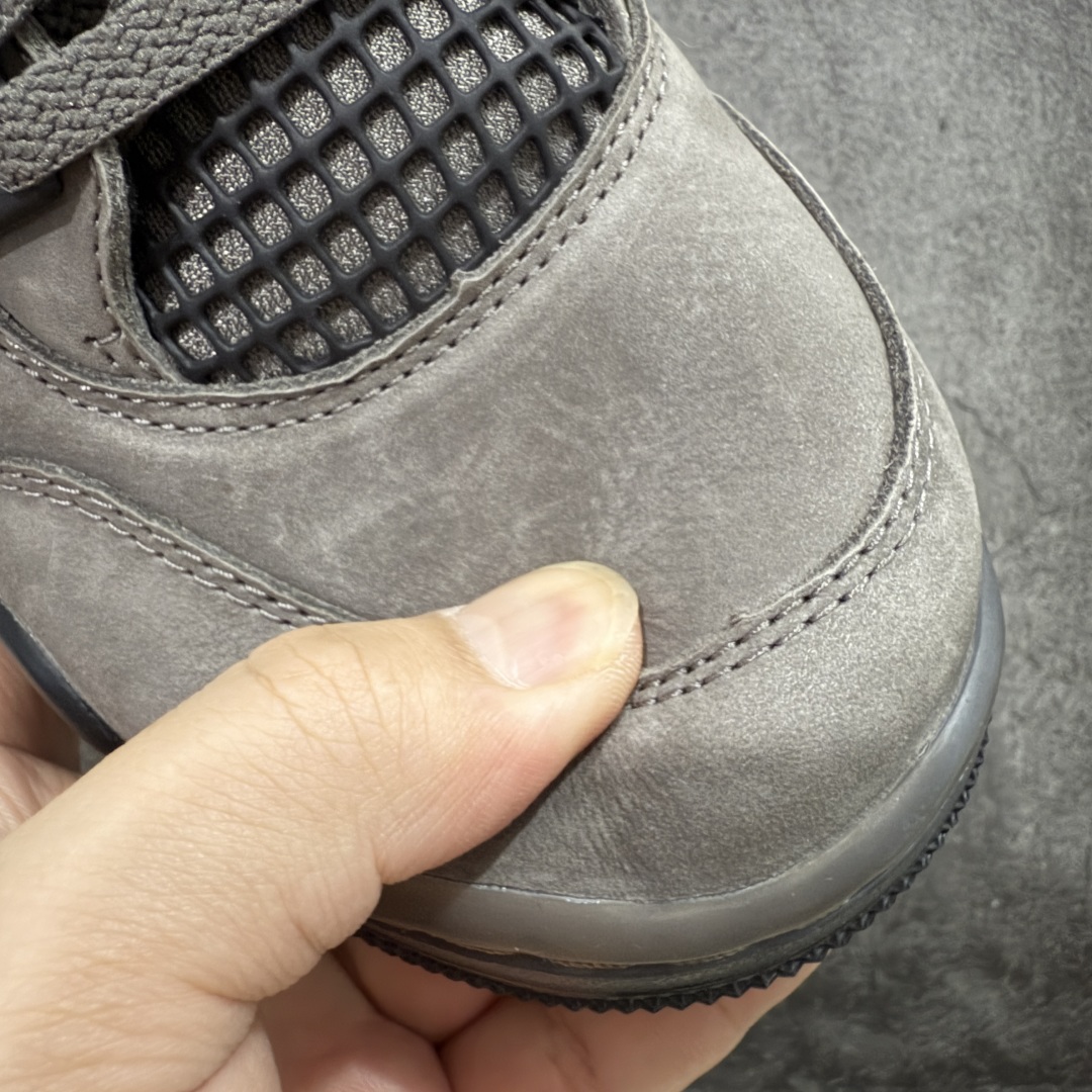 图片[5]-【OG纯原】Air Jordan AJ4 Ship “Cave Stone”摩卡棕色 FV5029-200 圈内最强四代 耗时半年巨作 全套原纸板楦头开发 原厂特供皮料加持 确保原汁原味 完美呈现四代版型 一比一鞋头弧度高度鞋身弧度 数据细节工艺流程均保持原鞋一致 原厂TPU网格鞋带扣 正确内里网布 菱角分明不变形无多余毛边 柔软性质感一致于原鞋 市场唯一原厂鞋扣模具 背面可见隐藏注塑口 原厂织唛标 原厂飞人电绣工艺 尾指中部跳三针 独家绑鞋带手法 印刷中底布 四线拉帮 米色美纹纸贴合固定 进口港宝加持 后跟自然饱满 全鞋荧光划线卡点 追求极致完美 每一双都是工艺品 多重QC质检 超越公司货的品控标准 实实在在的免检产品 尺码：40 40.5 41 42 42.5 43 44 44.5 45 46 47.5-选品中心