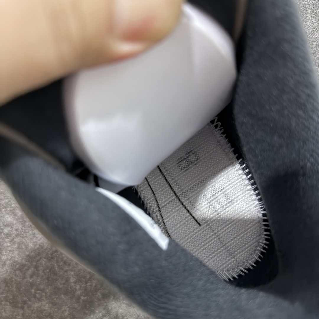 图片[9]-【OG纯原】Air Jordan AJ4 Ship “Cave Stone”摩卡棕色 FV5029-200 圈内最强四代 耗时半年巨作 全套原纸板楦头开发 原厂特供皮料加持 确保原汁原味 完美呈现四代版型 一比一鞋头弧度高度鞋身弧度 数据细节工艺流程均保持原鞋一致 原厂TPU网格鞋带扣 正确内里网布 菱角分明不变形无多余毛边 柔软性质感一致于原鞋 市场唯一原厂鞋扣模具 背面可见隐藏注塑口 原厂织唛标 原厂飞人电绣工艺 尾指中部跳三针 独家绑鞋带手法 印刷中底布 四线拉帮 米色美纹纸贴合固定 进口港宝加持 后跟自然饱满 全鞋荧光划线卡点 追求极致完美 每一双都是工艺品 多重QC质检 超越公司货的品控标准 实实在在的免检产品 尺码：40 40.5 41 42 42.5 43 44 44.5 45 46 47.5-选品中心