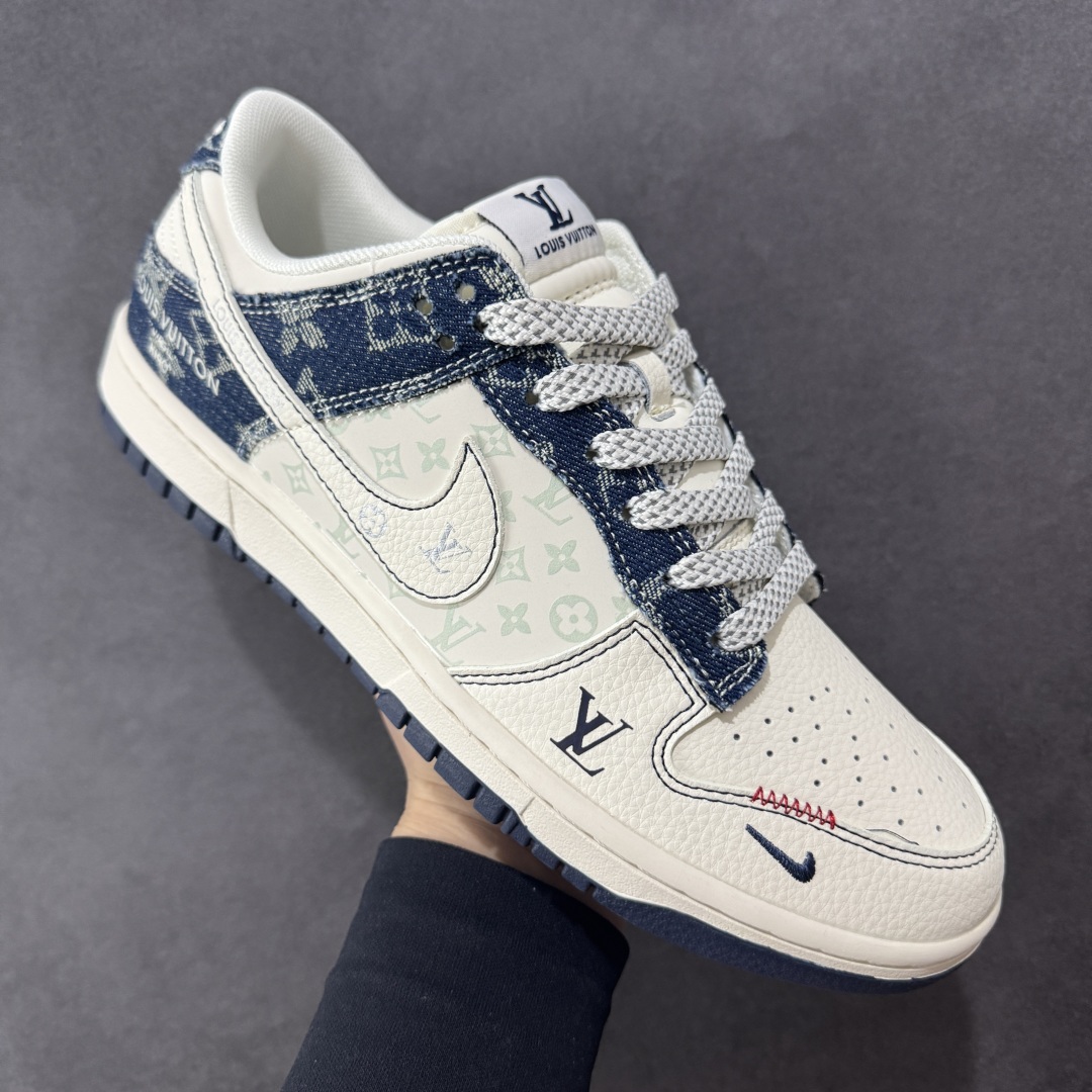 图片[3]-【定制版】Nike SB Dunk Low“ LV联名——蓝白勾” 周年高端定制 低帮休闲板鞋 定制鞋盒 大厂纯原品质出货 超高清洁度 皮料切割干净无任何毛边 细节完美 货号：YX5066-375 尺码：36 36.5 37.5 38 38.5 39 40 40.5 41 42 42.5 43 44 44.5 45 编码：HXSB330340-选品中心