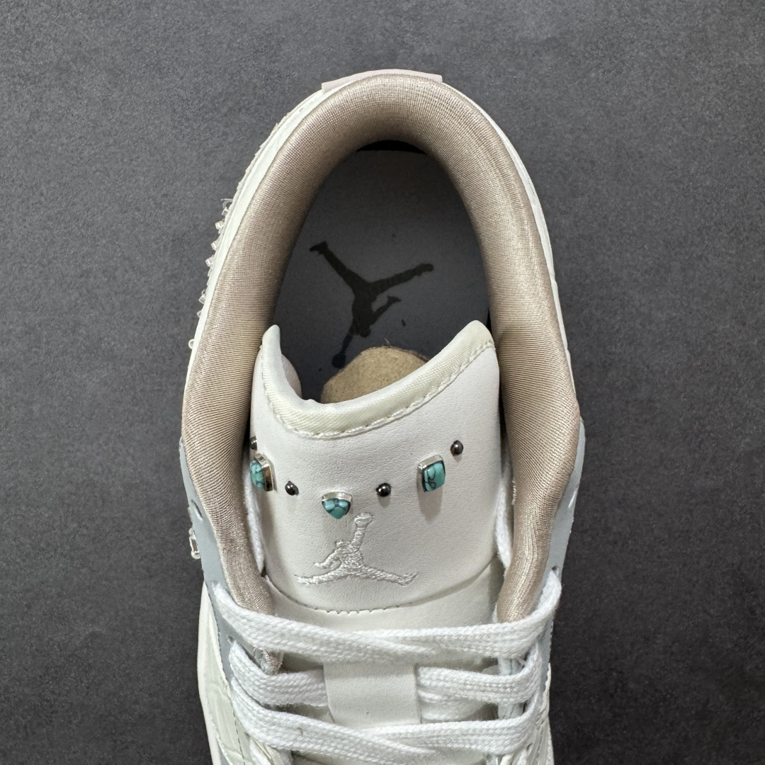 图片[7]-【K版】Air Jordan AJ1 Low 低帮 白灰亮片 IH7323-100 全新流水线出品 市场第二梯队最强版 全部原鞋开发 原楦原纸板开发 全鞋电脑针车 原厂内置全掌气垫 原盒内在原标 唯一Zp原版鞋带绑法 免检产品 全新2022版型 全头层皮料 完美零毛边处理 原厂配置全掌气垫 价格定位良心 新配色陆续出货 尺码：36 36.5 37.5 38 38.5 39 40 40.5 41 42 42.5 43 44 44.5 45 46-选品中心