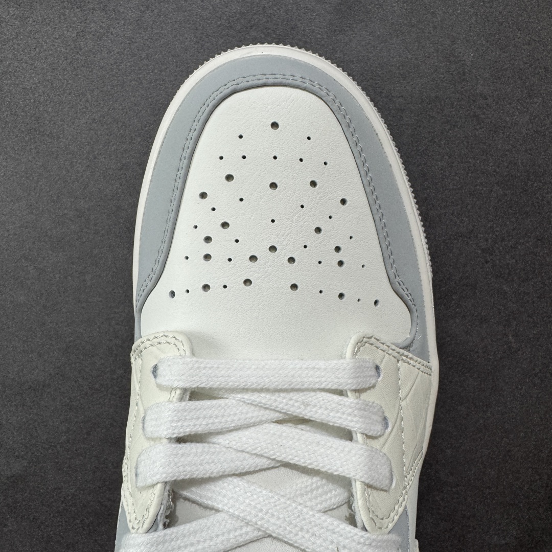 图片[8]-【K版】Air Jordan AJ1 Low 低帮 白灰亮片 IH7323-100 全新流水线出品 市场第二梯队最强版 全部原鞋开发 原楦原纸板开发 全鞋电脑针车 原厂内置全掌气垫 原盒内在原标 唯一Zp原版鞋带绑法 免检产品 全新2022版型 全头层皮料 完美零毛边处理 原厂配置全掌气垫 价格定位良心 新配色陆续出货 尺码：36 36.5 37.5 38 38.5 39 40 40.5 41 42 42.5 43 44 44.5 45 46-选品中心