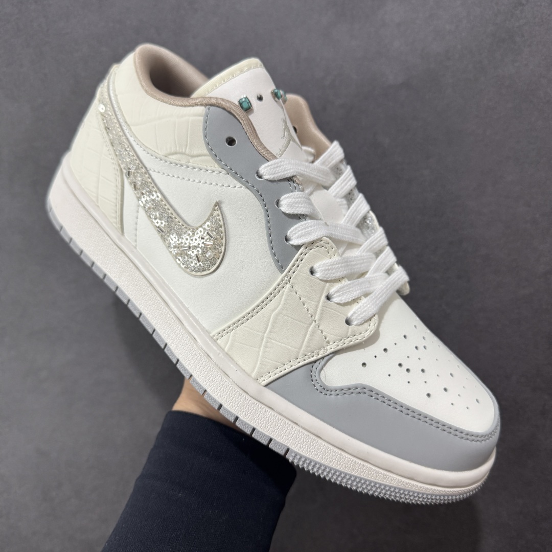 图片[3]-【K版】Air Jordan AJ1 Low 低帮 白灰亮片 IH7323-100 全新流水线出品 市场第二梯队最强版 全部原鞋开发 原楦原纸板开发 全鞋电脑针车 原厂内置全掌气垫 原盒内在原标 唯一Zp原版鞋带绑法 免检产品 全新2022版型 全头层皮料 完美零毛边处理 原厂配置全掌气垫 价格定位良心 新配色陆续出货 尺码：36 36.5 37.5 38 38.5 39 40 40.5 41 42 42.5 43 44 44.5 45 46-选品中心