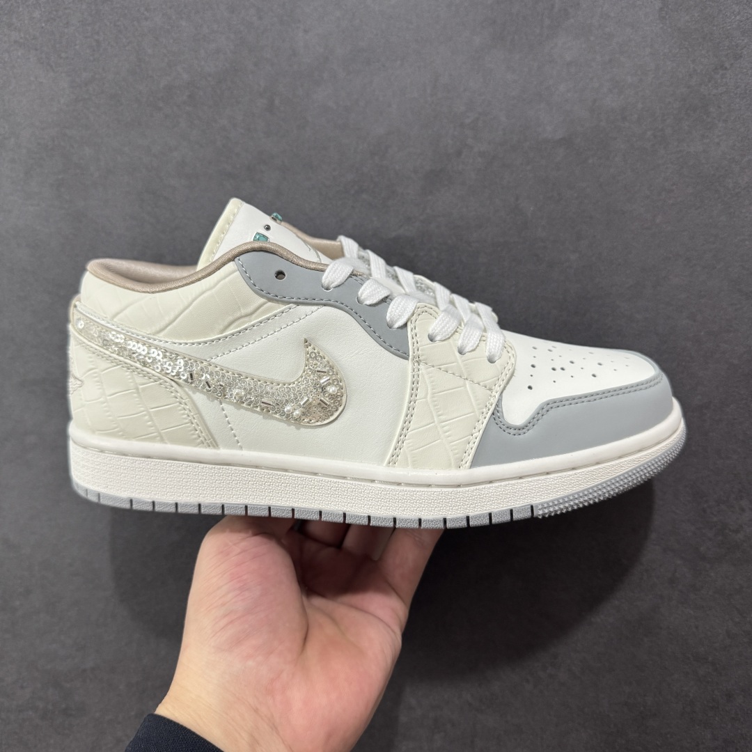 【K版】Air Jordan AJ1 Low 低帮 白灰亮片 IH7323-100 全新流水线出品 市场第二梯队最强版 全部原鞋开发 原楦原纸板开发 全鞋电脑针车 原厂内置全掌气垫 原盒内在原标 唯一Zp原版鞋带绑法 免检产品 全新2022版型 全头层皮料 完美零毛边处理 原厂配置全掌气垫 价格定位良心 新配色陆续出货 尺码:36 36.5 37.5 38 38.5 39 40 40.5 41 42 42.5 43 44 44.5 45 46-选品中心