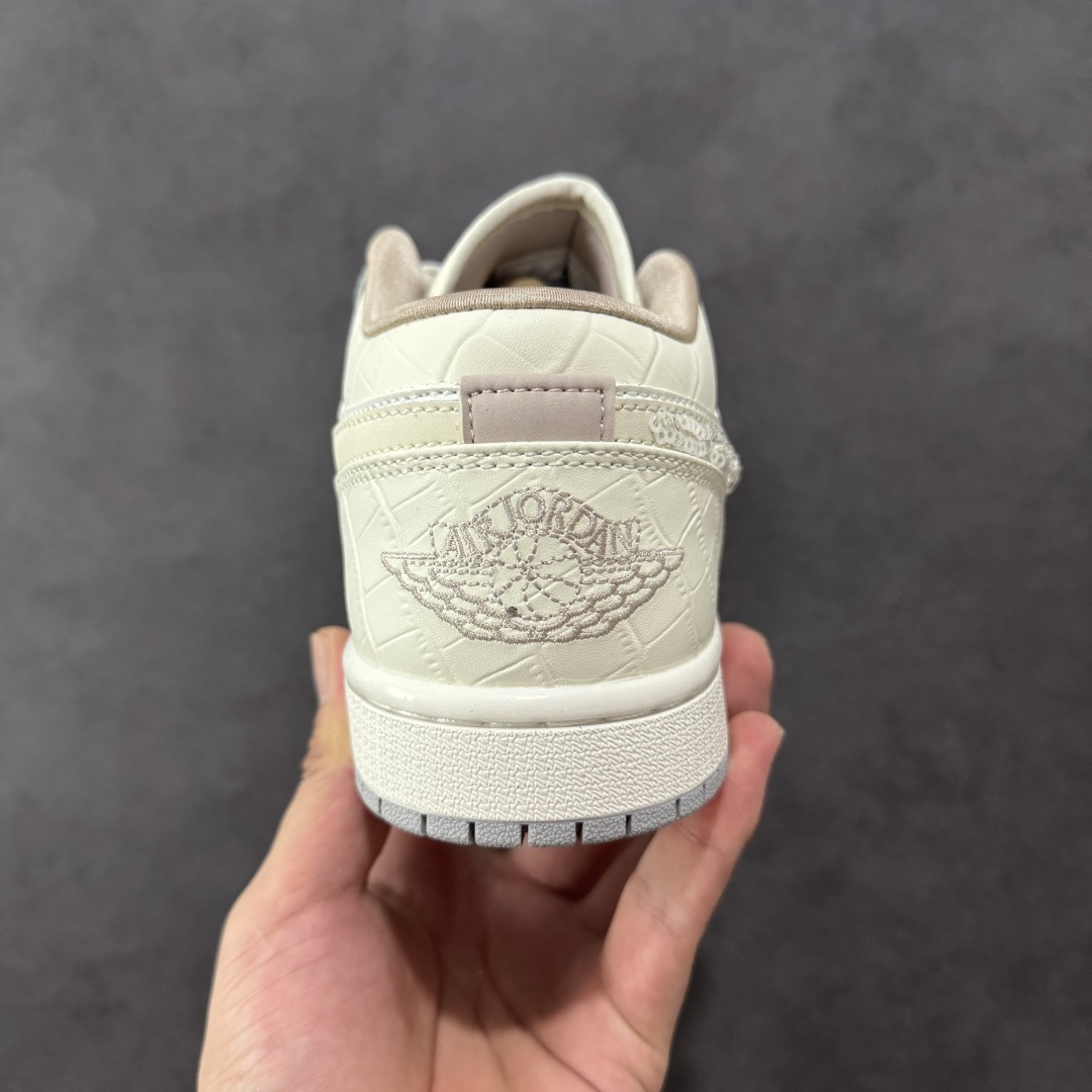 图片[4]-【K版】Air Jordan AJ1 Low 低帮 白灰亮片 IH7323-100 全新流水线出品 市场第二梯队最强版 全部原鞋开发 原楦原纸板开发 全鞋电脑针车 原厂内置全掌气垫 原盒内在原标 唯一Zp原版鞋带绑法 免检产品 全新2022版型 全头层皮料 完美零毛边处理 原厂配置全掌气垫 价格定位良心 新配色陆续出货 尺码：36 36.5 37.5 38 38.5 39 40 40.5 41 42 42.5 43 44 44.5 45 46-选品中心