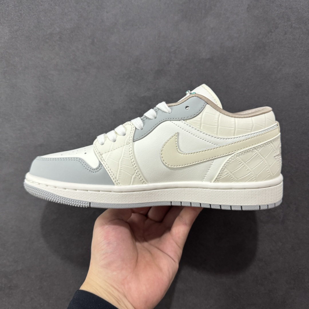 图片[2]-【K版】Air Jordan AJ1 Low 低帮 白灰亮片 IH7323-100 全新流水线出品 市场第二梯队最强版 全部原鞋开发 原楦原纸板开发 全鞋电脑针车 原厂内置全掌气垫 原盒内在原标 唯一Zp原版鞋带绑法 免检产品 全新2022版型 全头层皮料 完美零毛边处理 原厂配置全掌气垫 价格定位良心 新配色陆续出货 尺码：36 36.5 37.5 38 38.5 39 40 40.5 41 42 42.5 43 44 44.5 45 46-选品中心
