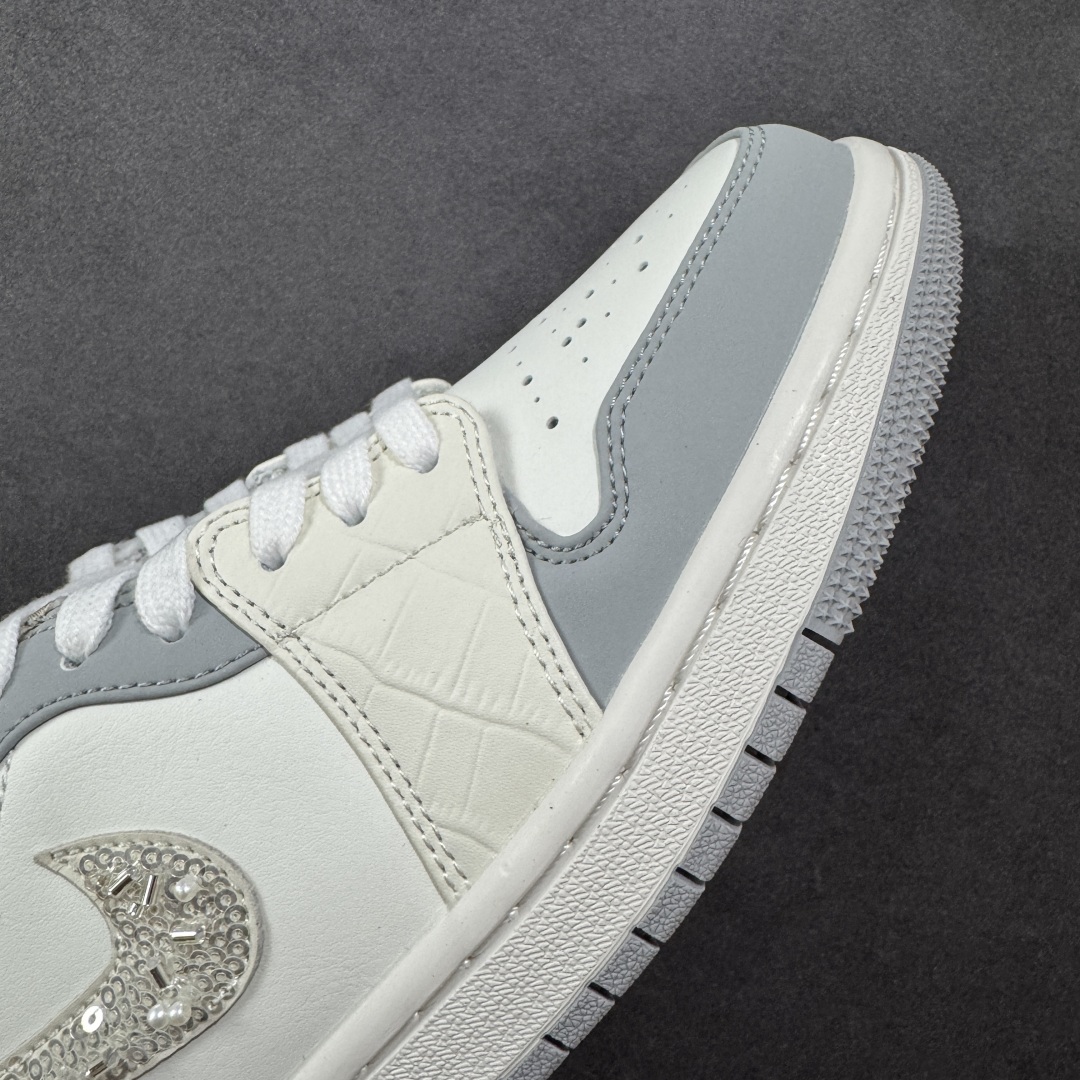 图片[5]-【K版】Air Jordan AJ1 Low 低帮 白灰亮片 IH7323-100 全新流水线出品 市场第二梯队最强版 全部原鞋开发 原楦原纸板开发 全鞋电脑针车 原厂内置全掌气垫 原盒内在原标 唯一Zp原版鞋带绑法 免检产品 全新2022版型 全头层皮料 完美零毛边处理 原厂配置全掌气垫 价格定位良心 新配色陆续出货 尺码：36 36.5 37.5 38 38.5 39 40 40.5 41 42 42.5 43 44 44.5 45 46-选品中心