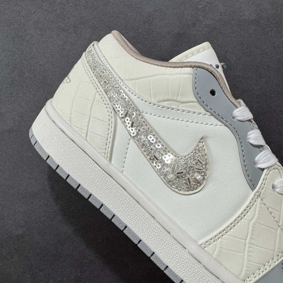 图片[6]-【K版】Air Jordan AJ1 Low 低帮 白灰亮片 IH7323-100 全新流水线出品 市场第二梯队最强版 全部原鞋开发 原楦原纸板开发 全鞋电脑针车 原厂内置全掌气垫 原盒内在原标 唯一Zp原版鞋带绑法 免检产品 全新2022版型 全头层皮料 完美零毛边处理 原厂配置全掌气垫 价格定位良心 新配色陆续出货 尺码：36 36.5 37.5 38 38.5 39 40 40.5 41 42 42.5 43 44 44.5 45 46-选品中心