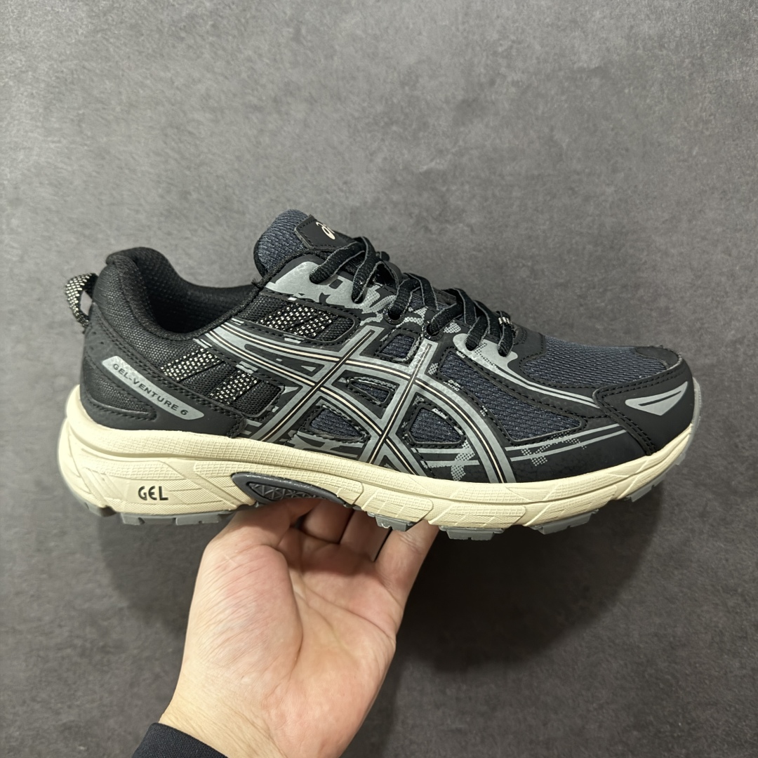 【K8版本】Asics Gel-Venturem 6 亚瑟士舒适透气运动跑鞋 鞋面采用新的单丝纤维工程网布鞋面，提供轻量的穿着感和舒适的透气性。FLYTEFOAM双层复合中底材质，更轻量、更坚韧，脚感更为柔软稳固；TRUSSTIC中足稳定片，为运动时容易扭动的中足部提高刚性，增强脚部的安定性。 尺码：36 37 37.5 38 39 39.5 40 40.5 41.5 42 42.5 43.5 44 45-选品中心
