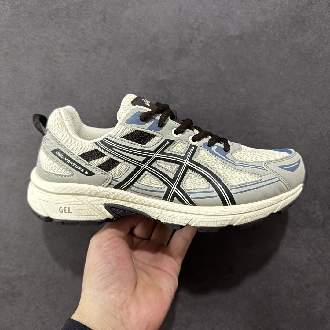 【K8版本】Asics Gel-Venturem 6 亚瑟士舒适透气运动跑鞋 鞋面采用新的单丝纤维工程网布鞋面，提供轻量的穿着感和舒适的透气性。FLYTEFOAM双层复合中底材质，更轻量、更坚韧，脚感更为柔软稳固；TRUSSTIC中足稳定片，为运动时容易扭动的中足部提高刚性，增强脚部的安定性。 尺码：36 37 37.5 38 39 39.5 40 40.5 41.5 42 42.5 43.5 44 45-选品中心
