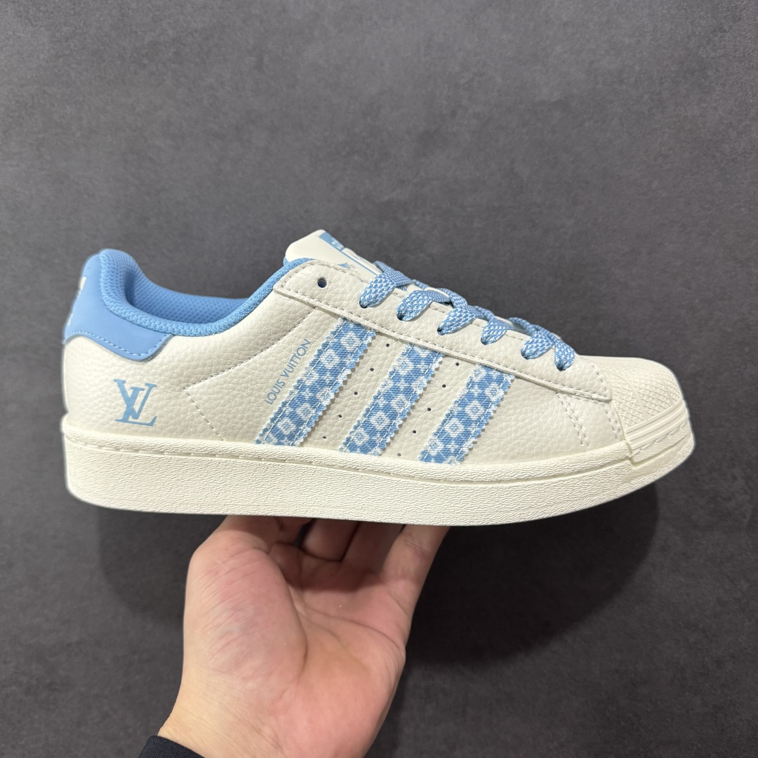 【定制版】Louis Vuitton x Ad Superstar 定制配色 Lv联名 三叶草低帮休闲百搭贝壳头板鞋 AD8014 公司级版本 大厂流水作业生产 超高清洁度 皮料切割干净无任何毛边 细节完美   尺码:36 36.5 37 38 38.5 39 40 40.5 41 42 42.5 43 44 44.5 45-选品中心