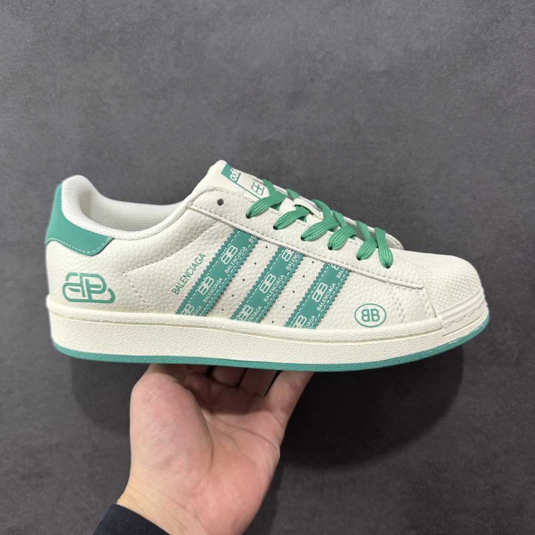 【定制版】Balenciaga x Ad Superstar 定制配色 巴黎世家联名 三叶草低帮休闲百搭贝壳头板鞋 AD8016 公司级版本 大厂流水作业生产 超高清洁度 皮料切割干净无任何毛边 细节完美   尺码:36 36.5 37 38 38.5 39 40 40.5 41 42 42.5 43 44 44.5 45-选品中心