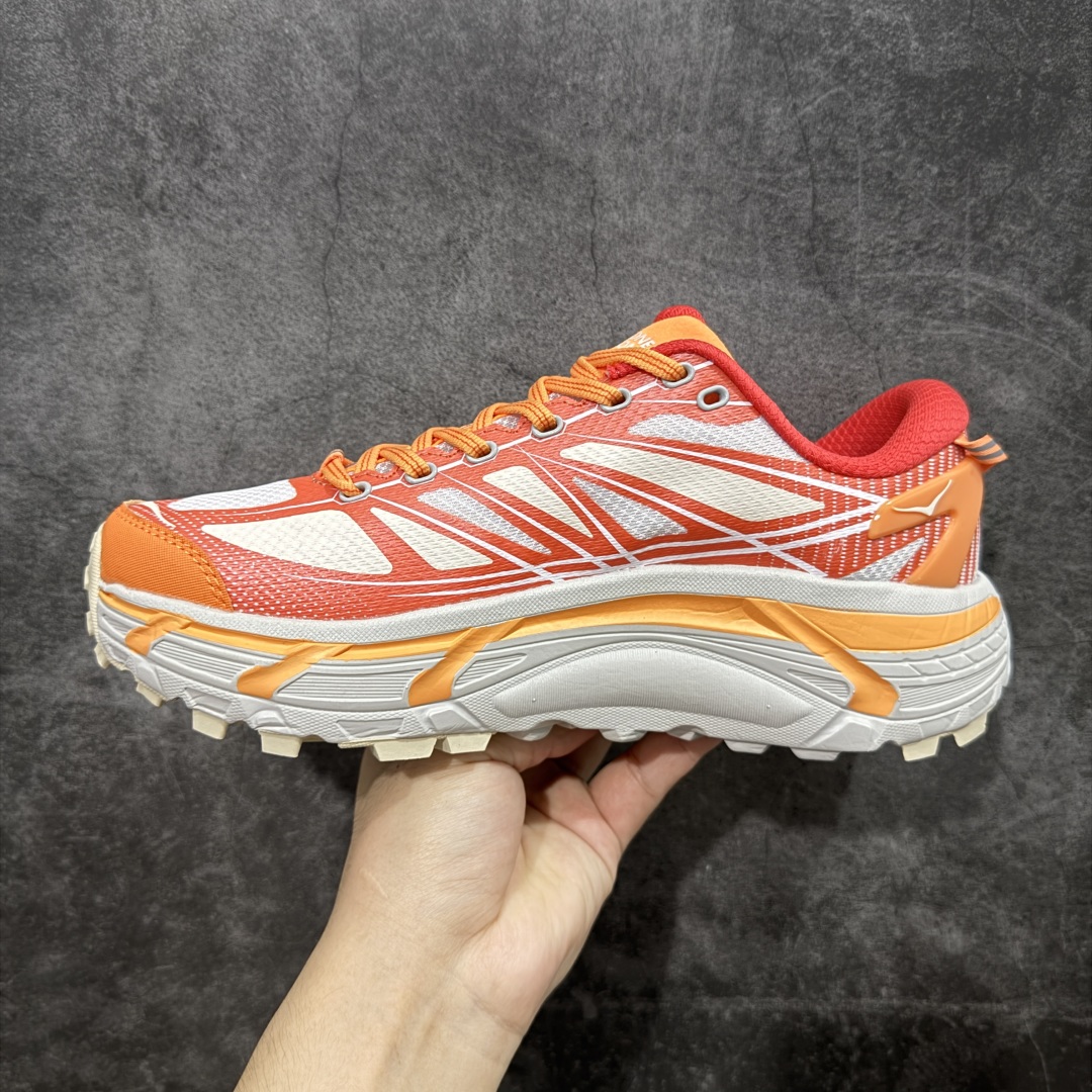 图片[2]-【公司级】HOKA ONE ONE Mafate Speed 2 Low 玛法特2代系列低帮轻量户外越野休闲运动慢跑鞋 HOKA ONE ONE 最近推出了一个胶囊系列 Origin Story 这个系列里的 Mafate Speed 2 可以说让我日思夜想有一阵子了 最近终于拔草 让我来分享一下这双也是上脚赞到爆的越野跑鞋吧 以阿尔卑斯山脉作为主题将亮黄色与蓝色调覆盖在这经典轮廓之上 配色的呈现效果相当亮眼 以至于很多人买这个配色是用来日常搭配的 鞋面采用超轻的无缝架构 轻薄的TPU贴在透气的鞋面材料上 减轻重量同时也保证了支撑性 鞋底则采用滚动平衡技术 引导跑者回归自然步态 祖传的神奇EVA材质中底依旧是一如既往地表现优秀 能提供充足的缓震 作为HOKA家的越野跑鞋 VIBRAM 橡胶大底也是必不可少的 即便在复杂湿滑的地形 依旧能有良好的抓地力及稳定性 鞋带采用了弹性不易松脱的扁宽弹性鞋带 前掌与中掌部分也进行了加宽 也更加适合亚洲人的脚型 是一款十分全面且足够强悍的户外硬核越野鞋 而这双极其亮眼的越野跑鞋恰好又是在江山一百中参赛的UTMB冠军 Ludovic POMMERET 夺冠时穿着的战靴 这就让它变得更加有吸引力了 用来日常搭配的话短裤是基本不挑 长裤我个人推荐阔腿裤 工装裤以及各种长筒牛仔裤都可以 尺码：36 36.5 37.5 38 38.5 39 40 40.5 41 42 42.5 43 44 44.5 45-选品中心