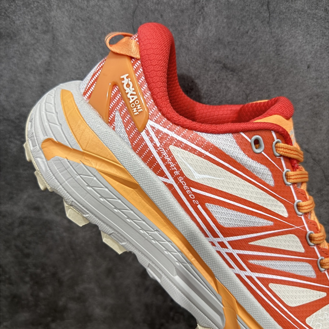 图片[7]-【公司级】HOKA ONE ONE Mafate Speed 2 Low 玛法特2代系列低帮轻量户外越野休闲运动慢跑鞋 HOKA ONE ONE 最近推出了一个胶囊系列 Origin Story 这个系列里的 Mafate Speed 2 可以说让我日思夜想有一阵子了 最近终于拔草 让我来分享一下这双也是上脚赞到爆的越野跑鞋吧 以阿尔卑斯山脉作为主题将亮黄色与蓝色调覆盖在这经典轮廓之上 配色的呈现效果相当亮眼 以至于很多人买这个配色是用来日常搭配的 鞋面采用超轻的无缝架构 轻薄的TPU贴在透气的鞋面材料上 减轻重量同时也保证了支撑性 鞋底则采用滚动平衡技术 引导跑者回归自然步态 祖传的神奇EVA材质中底依旧是一如既往地表现优秀 能提供充足的缓震 作为HOKA家的越野跑鞋 VIBRAM 橡胶大底也是必不可少的 即便在复杂湿滑的地形 依旧能有良好的抓地力及稳定性 鞋带采用了弹性不易松脱的扁宽弹性鞋带 前掌与中掌部分也进行了加宽 也更加适合亚洲人的脚型 是一款十分全面且足够强悍的户外硬核越野鞋 而这双极其亮眼的越野跑鞋恰好又是在江山一百中参赛的UTMB冠军 Ludovic POMMERET 夺冠时穿着的战靴 这就让它变得更加有吸引力了 用来日常搭配的话短裤是基本不挑 长裤我个人推荐阔腿裤 工装裤以及各种长筒牛仔裤都可以 尺码：36 36.5 37.5 38 38.5 39 40 40.5 41 42 42.5 43 44 44.5 45-选品中心