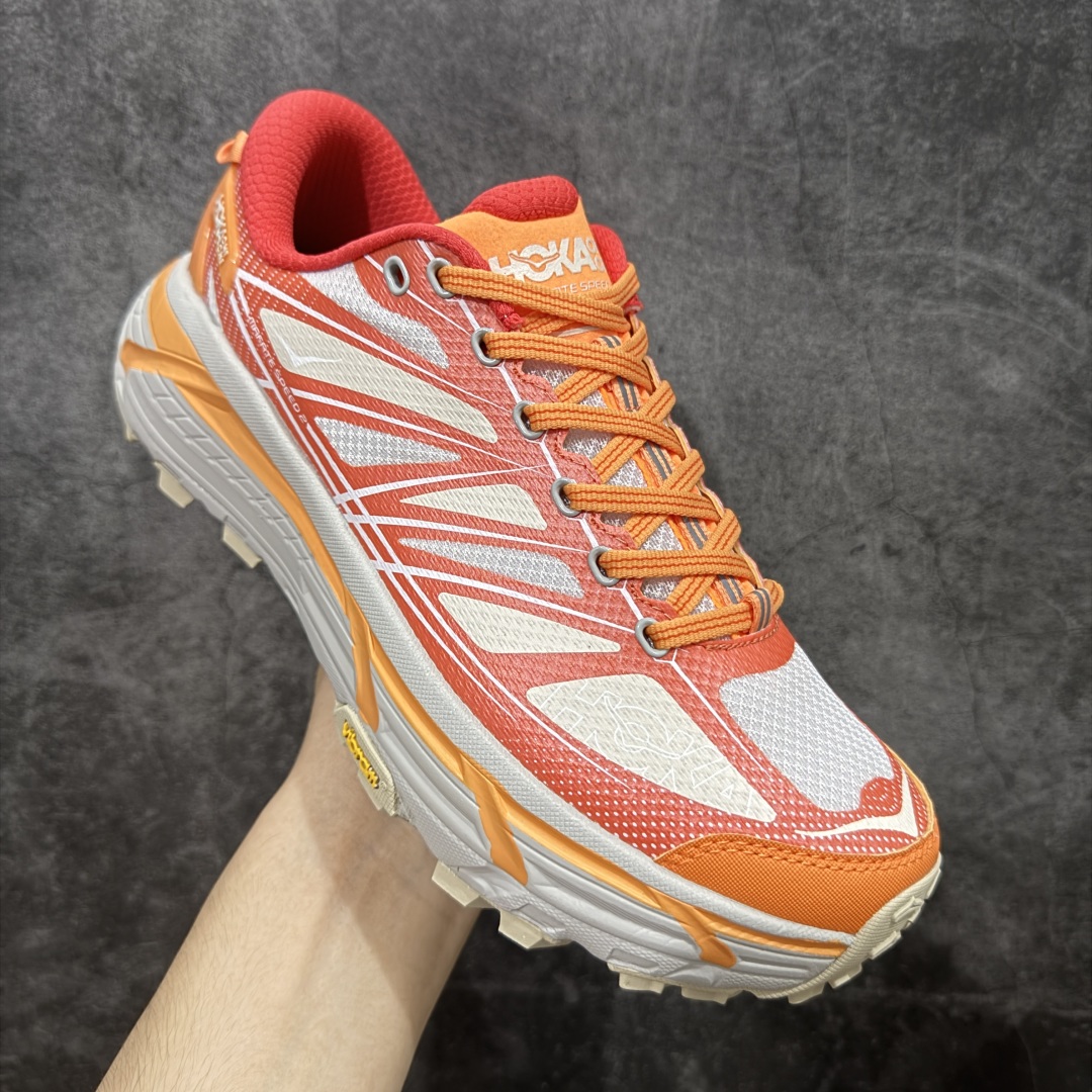 图片[3]-【公司级】HOKA ONE ONE Mafate Speed 2 Low 玛法特2代系列低帮轻量户外越野休闲运动慢跑鞋 HOKA ONE ONE 最近推出了一个胶囊系列 Origin Story 这个系列里的 Mafate Speed 2 可以说让我日思夜想有一阵子了 最近终于拔草 让我来分享一下这双也是上脚赞到爆的越野跑鞋吧 以阿尔卑斯山脉作为主题将亮黄色与蓝色调覆盖在这经典轮廓之上 配色的呈现效果相当亮眼 以至于很多人买这个配色是用来日常搭配的 鞋面采用超轻的无缝架构 轻薄的TPU贴在透气的鞋面材料上 减轻重量同时也保证了支撑性 鞋底则采用滚动平衡技术 引导跑者回归自然步态 祖传的神奇EVA材质中底依旧是一如既往地表现优秀 能提供充足的缓震 作为HOKA家的越野跑鞋 VIBRAM 橡胶大底也是必不可少的 即便在复杂湿滑的地形 依旧能有良好的抓地力及稳定性 鞋带采用了弹性不易松脱的扁宽弹性鞋带 前掌与中掌部分也进行了加宽 也更加适合亚洲人的脚型 是一款十分全面且足够强悍的户外硬核越野鞋 而这双极其亮眼的越野跑鞋恰好又是在江山一百中参赛的UTMB冠军 Ludovic POMMERET 夺冠时穿着的战靴 这就让它变得更加有吸引力了 用来日常搭配的话短裤是基本不挑 长裤我个人推荐阔腿裤 工装裤以及各种长筒牛仔裤都可以 尺码：36 36.5 37.5 38 38.5 39 40 40.5 41 42 42.5 43 44 44.5 45-选品中心