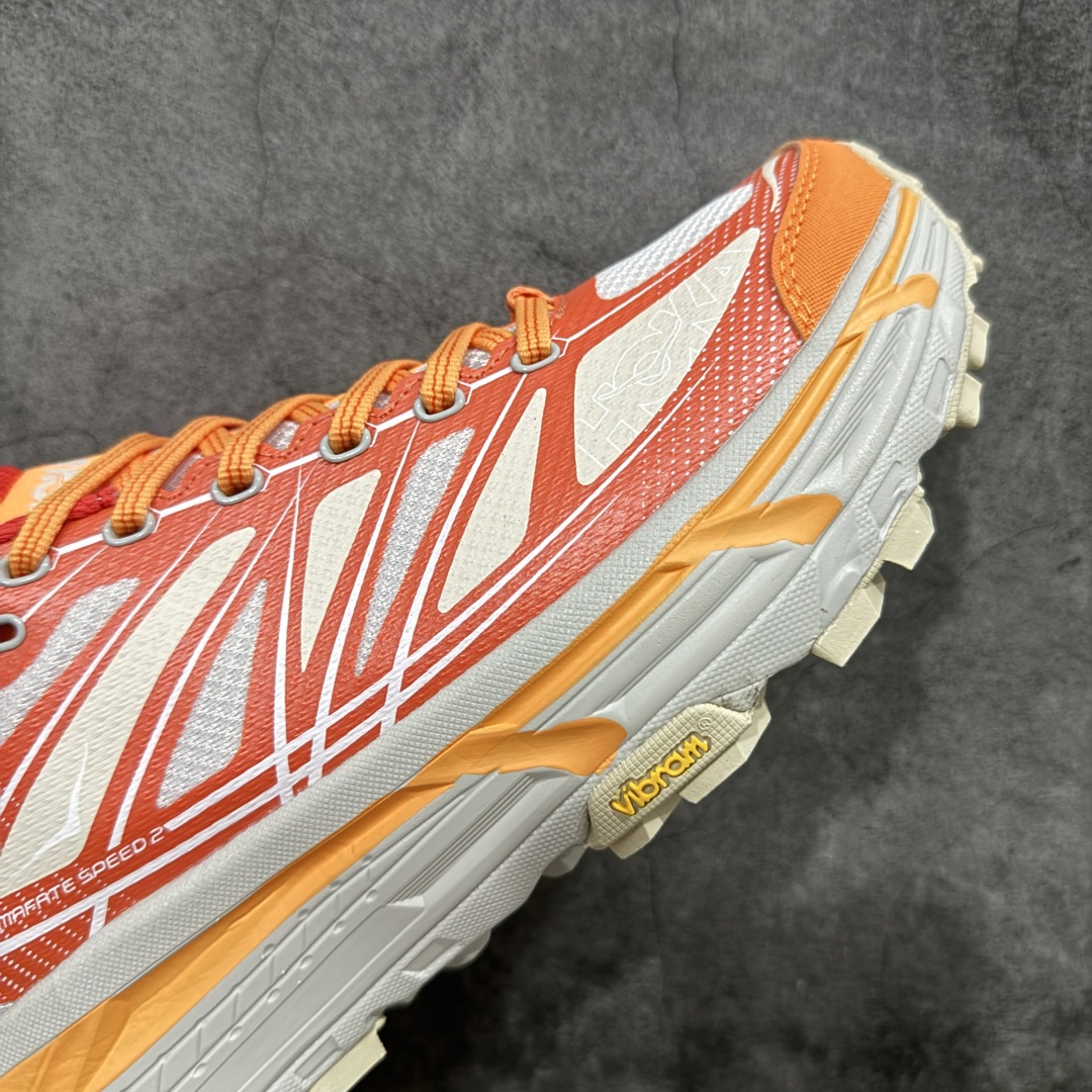 图片[6]-【公司级】HOKA ONE ONE Mafate Speed 2 Low 玛法特2代系列低帮轻量户外越野休闲运动慢跑鞋 HOKA ONE ONE 最近推出了一个胶囊系列 Origin Story 这个系列里的 Mafate Speed 2 可以说让我日思夜想有一阵子了 最近终于拔草 让我来分享一下这双也是上脚赞到爆的越野跑鞋吧 以阿尔卑斯山脉作为主题将亮黄色与蓝色调覆盖在这经典轮廓之上 配色的呈现效果相当亮眼 以至于很多人买这个配色是用来日常搭配的 鞋面采用超轻的无缝架构 轻薄的TPU贴在透气的鞋面材料上 减轻重量同时也保证了支撑性 鞋底则采用滚动平衡技术 引导跑者回归自然步态 祖传的神奇EVA材质中底依旧是一如既往地表现优秀 能提供充足的缓震 作为HOKA家的越野跑鞋 VIBRAM 橡胶大底也是必不可少的 即便在复杂湿滑的地形 依旧能有良好的抓地力及稳定性 鞋带采用了弹性不易松脱的扁宽弹性鞋带 前掌与中掌部分也进行了加宽 也更加适合亚洲人的脚型 是一款十分全面且足够强悍的户外硬核越野鞋 而这双极其亮眼的越野跑鞋恰好又是在江山一百中参赛的UTMB冠军 Ludovic POMMERET 夺冠时穿着的战靴 这就让它变得更加有吸引力了 用来日常搭配的话短裤是基本不挑 长裤我个人推荐阔腿裤 工装裤以及各种长筒牛仔裤都可以 尺码：36 36.5 37.5 38 38.5 39 40 40.5 41 42 42.5 43 44 44.5 45-选品中心