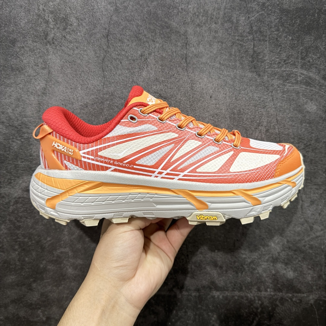 【公司级】HOKA ONE ONE Mafate Speed 2 Low 玛法特2代系列低帮轻量户外越野休闲运动慢跑鞋 HOKA ONE ONE 最近推出了一个胶囊系列 Origin Story 这个系列里的 Mafate Speed 2 可以说让我日思夜想有一阵子了 最近终于拔草 让我来分享一下这双也是上脚赞到爆的越野跑鞋吧 以阿尔卑斯山脉作为主题将亮黄色与蓝色调覆盖在这经典轮廓之上 配色的呈现效果相当亮眼 以至于很多人买这个配色是用来日常搭配的 鞋面采用超轻的无缝架构 轻薄的TPU贴在透气的鞋面材料上 减轻重量同时也保证了支撑性 鞋底则采用滚动平衡技术 引导跑者回归自然步态 祖传的神奇EVA材质中底依旧是一如既往地表现优秀 能提供充足的缓震 作为HOKA家的越野跑鞋 VIBRAM 橡胶大底也是必不可少的 即便在复杂湿滑的地形 依旧能有良好的抓地力及稳定性 鞋带采用了弹性不易松脱的扁宽弹性鞋带 前掌与中掌部分也进行了加宽 也更加适合亚洲人的脚型 是一款十分全面且足够强悍的户外硬核越野鞋 而这双极其亮眼的越野跑鞋恰好又是在江山一百中参赛的UTMB冠军 Ludovic POMMERET 夺冠时穿着的战靴 这就让它变得更加有吸引力了 用来日常搭配的话短裤是基本不挑 长裤我个人推荐阔腿裤 工装裤以及各种长筒牛仔裤都可以 尺码:36 36.5 37.5 38 38.5 39 40 40.5 41 42 42.5 43 44 44.5 45-选品中心
