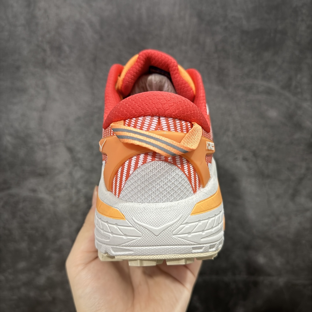 图片[4]-【公司级】HOKA ONE ONE Mafate Speed 2 Low 玛法特2代系列低帮轻量户外越野休闲运动慢跑鞋 HOKA ONE ONE 最近推出了一个胶囊系列 Origin Story 这个系列里的 Mafate Speed 2 可以说让我日思夜想有一阵子了 最近终于拔草 让我来分享一下这双也是上脚赞到爆的越野跑鞋吧 以阿尔卑斯山脉作为主题将亮黄色与蓝色调覆盖在这经典轮廓之上 配色的呈现效果相当亮眼 以至于很多人买这个配色是用来日常搭配的 鞋面采用超轻的无缝架构 轻薄的TPU贴在透气的鞋面材料上 减轻重量同时也保证了支撑性 鞋底则采用滚动平衡技术 引导跑者回归自然步态 祖传的神奇EVA材质中底依旧是一如既往地表现优秀 能提供充足的缓震 作为HOKA家的越野跑鞋 VIBRAM 橡胶大底也是必不可少的 即便在复杂湿滑的地形 依旧能有良好的抓地力及稳定性 鞋带采用了弹性不易松脱的扁宽弹性鞋带 前掌与中掌部分也进行了加宽 也更加适合亚洲人的脚型 是一款十分全面且足够强悍的户外硬核越野鞋 而这双极其亮眼的越野跑鞋恰好又是在江山一百中参赛的UTMB冠军 Ludovic POMMERET 夺冠时穿着的战靴 这就让它变得更加有吸引力了 用来日常搭配的话短裤是基本不挑 长裤我个人推荐阔腿裤 工装裤以及各种长筒牛仔裤都可以 尺码：36 36.5 37.5 38 38.5 39 40 40.5 41 42 42.5 43 44 44.5 45-选品中心