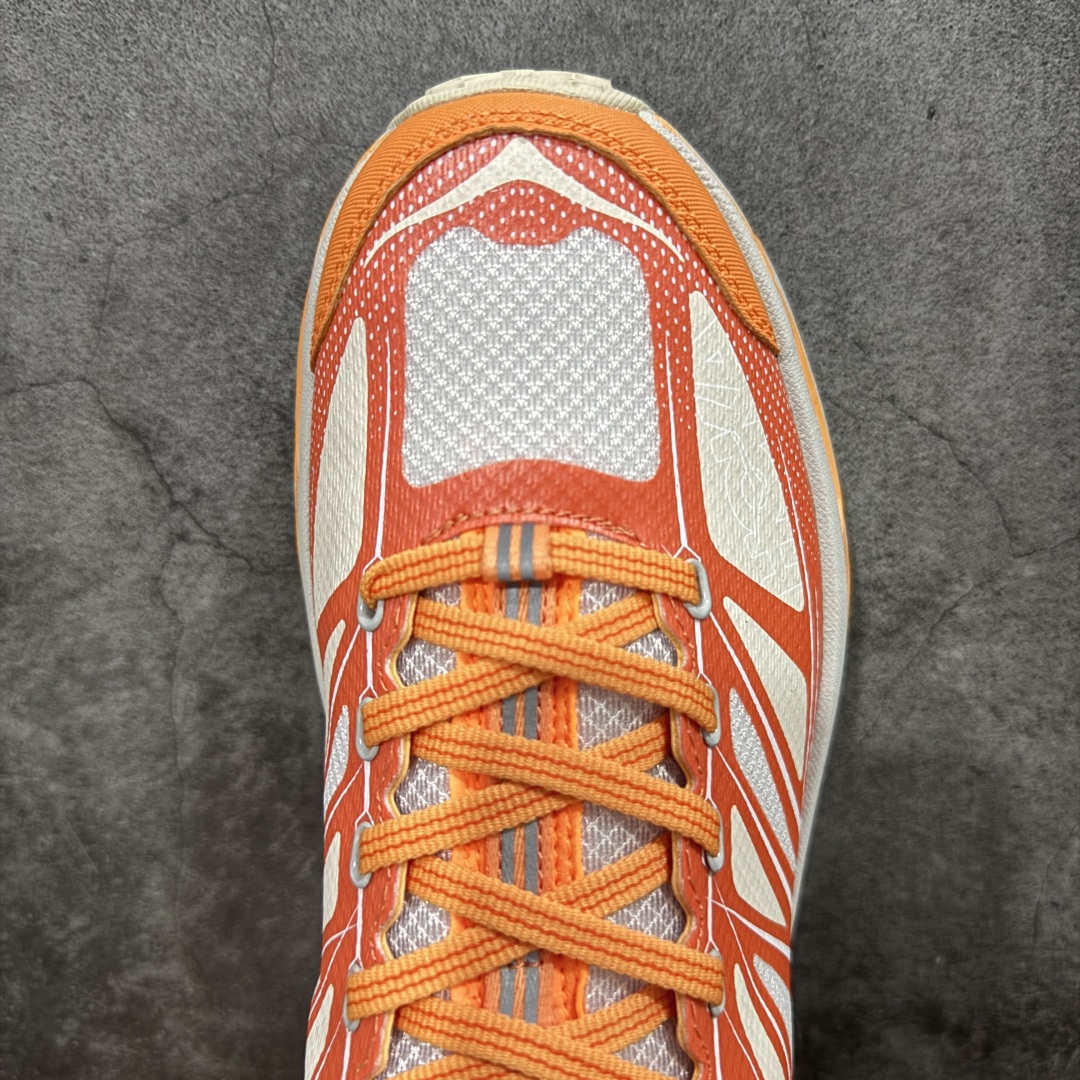 图片[5]-【公司级】HOKA ONE ONE Mafate Speed 2 Low 玛法特2代系列低帮轻量户外越野休闲运动慢跑鞋 HOKA ONE ONE 最近推出了一个胶囊系列 Origin Story 这个系列里的 Mafate Speed 2 可以说让我日思夜想有一阵子了 最近终于拔草 让我来分享一下这双也是上脚赞到爆的越野跑鞋吧 以阿尔卑斯山脉作为主题将亮黄色与蓝色调覆盖在这经典轮廓之上 配色的呈现效果相当亮眼 以至于很多人买这个配色是用来日常搭配的 鞋面采用超轻的无缝架构 轻薄的TPU贴在透气的鞋面材料上 减轻重量同时也保证了支撑性 鞋底则采用滚动平衡技术 引导跑者回归自然步态 祖传的神奇EVA材质中底依旧是一如既往地表现优秀 能提供充足的缓震 作为HOKA家的越野跑鞋 VIBRAM 橡胶大底也是必不可少的 即便在复杂湿滑的地形 依旧能有良好的抓地力及稳定性 鞋带采用了弹性不易松脱的扁宽弹性鞋带 前掌与中掌部分也进行了加宽 也更加适合亚洲人的脚型 是一款十分全面且足够强悍的户外硬核越野鞋 而这双极其亮眼的越野跑鞋恰好又是在江山一百中参赛的UTMB冠军 Ludovic POMMERET 夺冠时穿着的战靴 这就让它变得更加有吸引力了 用来日常搭配的话短裤是基本不挑 长裤我个人推荐阔腿裤 工装裤以及各种长筒牛仔裤都可以 尺码：36 36.5 37.5 38 38.5 39 40 40.5 41 42 42.5 43 44 44.5 45-选品中心