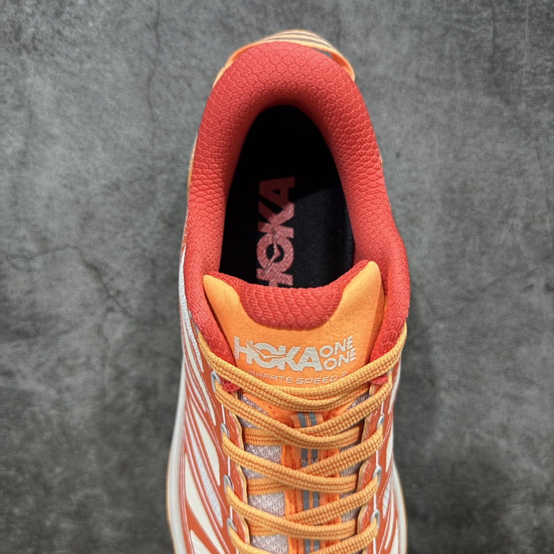 图片[8]-【公司级】HOKA ONE ONE Mafate Speed 2 Low 玛法特2代系列低帮轻量户外越野休闲运动慢跑鞋 HOKA ONE ONE 最近推出了一个胶囊系列 Origin Story 这个系列里的 Mafate Speed 2 可以说让我日思夜想有一阵子了 最近终于拔草 让我来分享一下这双也是上脚赞到爆的越野跑鞋吧 以阿尔卑斯山脉作为主题将亮黄色与蓝色调覆盖在这经典轮廓之上 配色的呈现效果相当亮眼 以至于很多人买这个配色是用来日常搭配的 鞋面采用超轻的无缝架构 轻薄的TPU贴在透气的鞋面材料上 减轻重量同时也保证了支撑性 鞋底则采用滚动平衡技术 引导跑者回归自然步态 祖传的神奇EVA材质中底依旧是一如既往地表现优秀 能提供充足的缓震 作为HOKA家的越野跑鞋 VIBRAM 橡胶大底也是必不可少的 即便在复杂湿滑的地形 依旧能有良好的抓地力及稳定性 鞋带采用了弹性不易松脱的扁宽弹性鞋带 前掌与中掌部分也进行了加宽 也更加适合亚洲人的脚型 是一款十分全面且足够强悍的户外硬核越野鞋 而这双极其亮眼的越野跑鞋恰好又是在江山一百中参赛的UTMB冠军 Ludovic POMMERET 夺冠时穿着的战靴 这就让它变得更加有吸引力了 用来日常搭配的话短裤是基本不挑 长裤我个人推荐阔腿裤 工装裤以及各种长筒牛仔裤都可以 尺码：36 36.5 37.5 38 38.5 39 40 40.5 41 42 42.5 43 44 44.5 45-选品中心