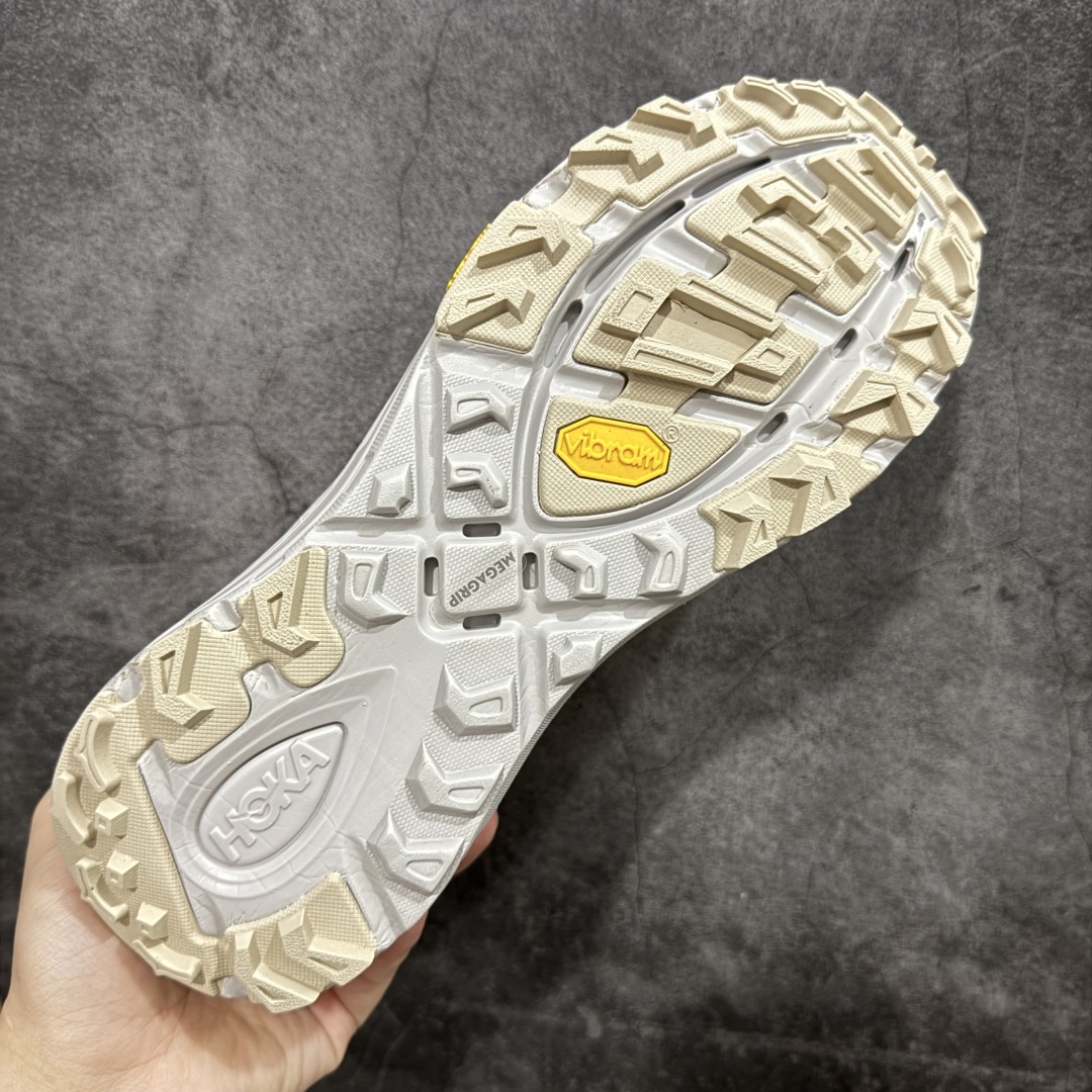 图片[9]-【公司级】HOKA ONE ONE Mafate Speed 2 Low 玛法特2代系列低帮轻量户外越野休闲运动慢跑鞋 HOKA ONE ONE 最近推出了一个胶囊系列 Origin Story 这个系列里的 Mafate Speed 2 可以说让我日思夜想有一阵子了 最近终于拔草 让我来分享一下这双也是上脚赞到爆的越野跑鞋吧 以阿尔卑斯山脉作为主题将亮黄色与蓝色调覆盖在这经典轮廓之上 配色的呈现效果相当亮眼 以至于很多人买这个配色是用来日常搭配的 鞋面采用超轻的无缝架构 轻薄的TPU贴在透气的鞋面材料上 减轻重量同时也保证了支撑性 鞋底则采用滚动平衡技术 引导跑者回归自然步态 祖传的神奇EVA材质中底依旧是一如既往地表现优秀 能提供充足的缓震 作为HOKA家的越野跑鞋 VIBRAM 橡胶大底也是必不可少的 即便在复杂湿滑的地形 依旧能有良好的抓地力及稳定性 鞋带采用了弹性不易松脱的扁宽弹性鞋带 前掌与中掌部分也进行了加宽 也更加适合亚洲人的脚型 是一款十分全面且足够强悍的户外硬核越野鞋 而这双极其亮眼的越野跑鞋恰好又是在江山一百中参赛的UTMB冠军 Ludovic POMMERET 夺冠时穿着的战靴 这就让它变得更加有吸引力了 用来日常搭配的话短裤是基本不挑 长裤我个人推荐阔腿裤 工装裤以及各种长筒牛仔裤都可以 尺码：36 36.5 37.5 38 38.5 39 40 40.5 41 42 42.5 43 44 44.5 45-选品中心