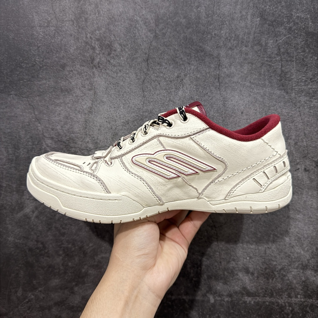 图片[2]-【XA纯原版】Balenciaga Hamptons Worn-Out 巴黎世家十八18代 涤纶（聚酯纤维）牛皮革 圆头系带 低帮 生活休闲鞋板鞋 全套原纸板楦头开发 最原汁原味的灵魂版型 全鞋荧光划线卡点 胶水把控整洁度追求极致完美 每一双都是工艺品 多重QC质检 超越公司货的品控标准 实实在在的免检产品 原盒原配 正确字体电绣 粗细、位置、大小正确 侧边TPU 透气孔匹配意产原版 正确分离大底 TPU软底 原版一致大底LOGO 立体感十足 原厂皮料水洗做旧 采购原厂网纱 偏大一码 尺码：35 36 37 38 39 40 41 42 43 44 45 46-选品中心