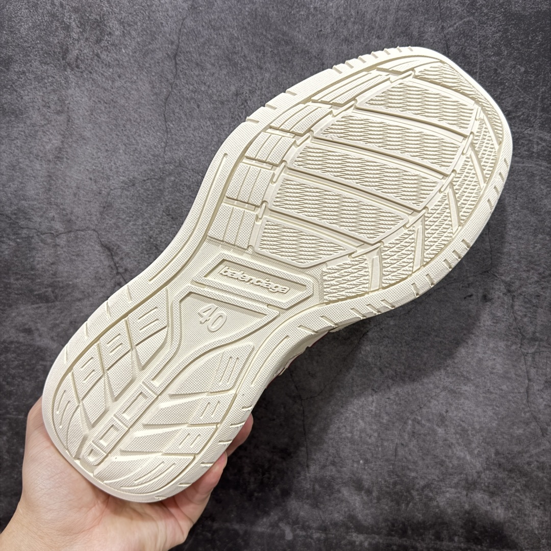 图片[9]-【XA纯原版】Balenciaga Hamptons Worn-Out 巴黎世家十八18代 涤纶（聚酯纤维）牛皮革 圆头系带 低帮 生活休闲鞋板鞋 全套原纸板楦头开发 最原汁原味的灵魂版型 全鞋荧光划线卡点 胶水把控整洁度追求极致完美 每一双都是工艺品 多重QC质检 超越公司货的品控标准 实实在在的免检产品 原盒原配 正确字体电绣 粗细、位置、大小正确 侧边TPU 透气孔匹配意产原版 正确分离大底 TPU软底 原版一致大底LOGO 立体感十足 原厂皮料水洗做旧 采购原厂网纱 偏大一码 尺码：35 36 37 38 39 40 41 42 43 44 45 46-选品中心