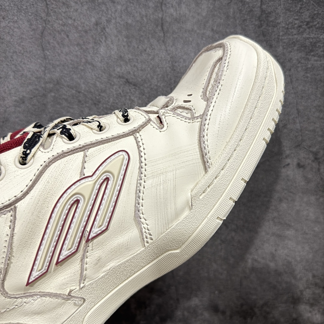 图片[6]-【XA纯原版】Balenciaga Hamptons Worn-Out 巴黎世家十八18代 涤纶（聚酯纤维）牛皮革 圆头系带 低帮 生活休闲鞋板鞋 全套原纸板楦头开发 最原汁原味的灵魂版型 全鞋荧光划线卡点 胶水把控整洁度追求极致完美 每一双都是工艺品 多重QC质检 超越公司货的品控标准 实实在在的免检产品 原盒原配 正确字体电绣 粗细、位置、大小正确 侧边TPU 透气孔匹配意产原版 正确分离大底 TPU软底 原版一致大底LOGO 立体感十足 原厂皮料水洗做旧 采购原厂网纱 偏大一码 尺码：35 36 37 38 39 40 41 42 43 44 45 46-选品中心