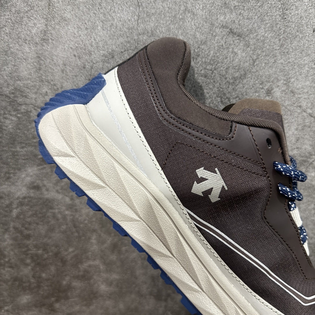 图片[7]-【绿x版】DESCENTE Terrain D 迪桑特舒适柔软防滑耐磨低帮生活休闲鞋 市面最优品质 区别市场版本 DESCENTE（迪桑特）创立于1935年，品牌名取自法语词汇，意为“滑降”。品牌箭头标识代表滑雪的三种技术“高速直线滑行”、“穿越”和“侧滑”，也寓意品牌在打造高端专业运动产品中不断追求完美的创新精神，致力于成为中国高端专业滑雪、综训、女子、铁人三项、高尔夫的第一品牌。 尺码：36 36.5 37 38 38.5 39 40 40.5 41 42 42.5 43 44 44.5 45-选品中心