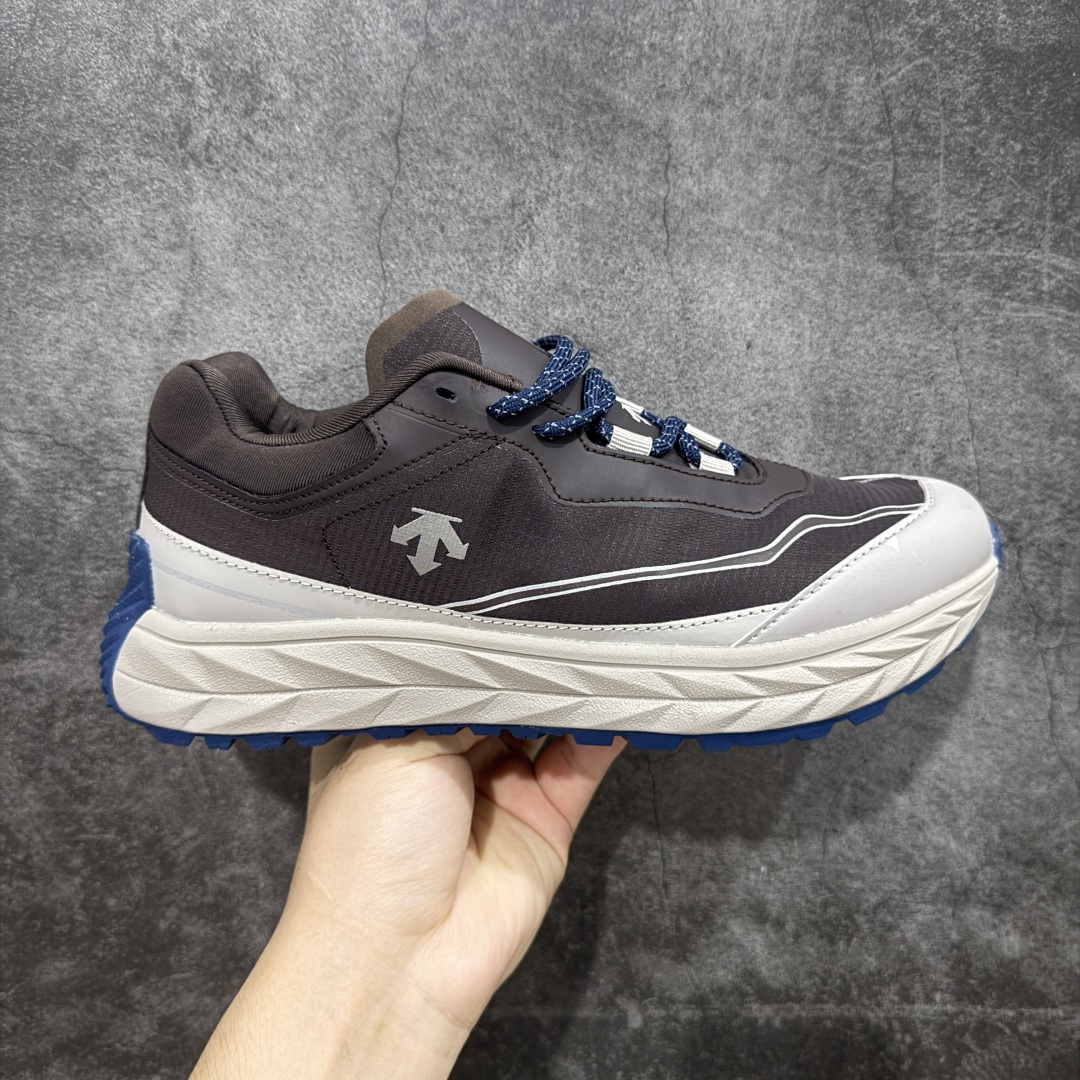 【绿x版】DESCENTE Terrain D 迪桑特舒适柔软防滑耐磨低帮生活休闲鞋 市面最优品质 区别市场版本 DESCENTE(迪桑特)创立于1935年,品牌名取自法语词汇,意为“滑降”。品牌箭头标识代表滑雪的三种技术“高速直线滑行”、“穿越”和“侧滑”,也寓意品牌在打造高端专业运动产品中不断追求完美的创新精神,致力于成为中国高端专业滑雪、综训、女子、铁人三项、高尔夫的第一品牌。 尺码:36 36.5 37 38 38.5 39 40 40.5 41 42 42.5 43 44 44.5 45-选品中心