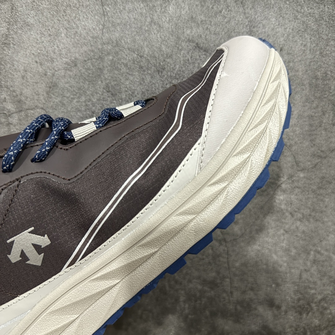 图片[6]-【绿x版】DESCENTE Terrain D 迪桑特舒适柔软防滑耐磨低帮生活休闲鞋 市面最优品质 区别市场版本 DESCENTE（迪桑特）创立于1935年，品牌名取自法语词汇，意为“滑降”。品牌箭头标识代表滑雪的三种技术“高速直线滑行”、“穿越”和“侧滑”，也寓意品牌在打造高端专业运动产品中不断追求完美的创新精神，致力于成为中国高端专业滑雪、综训、女子、铁人三项、高尔夫的第一品牌。 尺码：36 36.5 37 38 38.5 39 40 40.5 41 42 42.5 43 44 44.5 45-选品中心