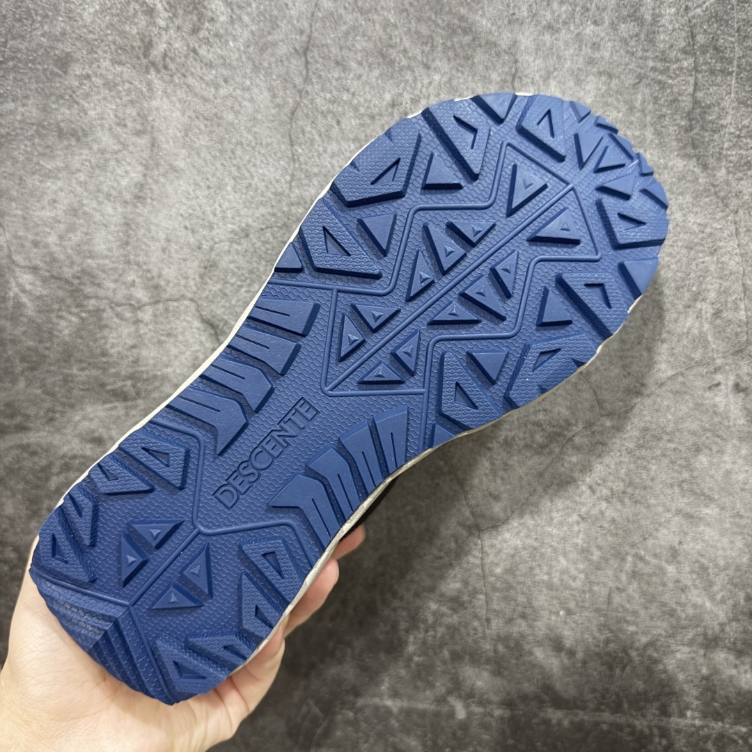 图片[9]-【绿x版】DESCENTE Terrain D 迪桑特舒适柔软防滑耐磨低帮生活休闲鞋 市面最优品质 区别市场版本 DESCENTE（迪桑特）创立于1935年，品牌名取自法语词汇，意为“滑降”。品牌箭头标识代表滑雪的三种技术“高速直线滑行”、“穿越”和“侧滑”，也寓意品牌在打造高端专业运动产品中不断追求完美的创新精神，致力于成为中国高端专业滑雪、综训、女子、铁人三项、高尔夫的第一品牌。 尺码：36 36.5 37 38 38.5 39 40 40.5 41 42 42.5 43 44 44.5 45-选品中心