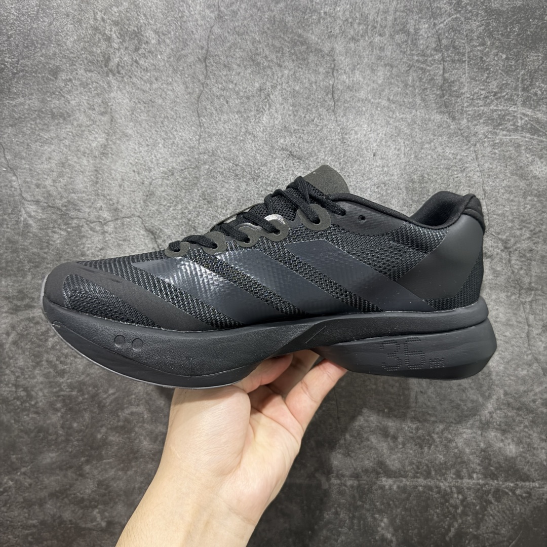 图片[2]-【纯原版】Ad Adizero Boston 13 阿迪马拉松系列超轻防滑训练跑步运动鞋 JS4941 市场目前独家使用真碳柱 组合底版本 区别市场涂漆假碳一体大底货 这双跑鞋在保留了前一代的核心科技的基础上，做了一些调整和优化，让跑鞋的脚感更加柔软、回弹和舒适。同时，它也回归了 BOSTON 系列原本的精神，提供了一双适合各种训练和速度的性能跑鞋。 尺码：36 36.5 37 38 38.5 39 40 40.5 41 42 42.5 43 44 44.5 45-选品中心