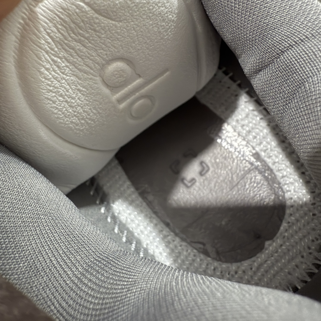 图片[9]-【LW版本】Alo Runner 明星同款 四季常青款增高低帮休闲生活鞋 灰色  1：1复刻 细节一步到位 采用增高4CM防滑耐磨鞋底 随意搭配的都好看的鞋子  尺码：36 37 38 39 40 41 42 43 44 45-选品中心