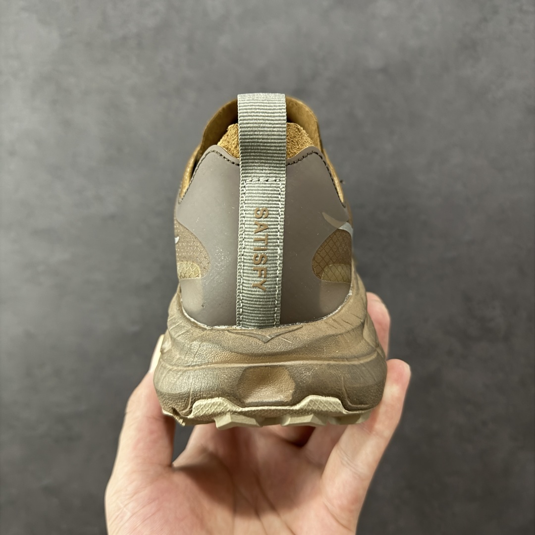 图片[4]-【公司级】Satisfy xHOKA ONE ONE Mafate Speed 4 玛法特4系列低帮厚底轻量户外越野运动慢跑鞋 采用半透明轻量化纱网热熔面料材质 搭载轻量化材料超轻量泡棉中底 外置V版橡胶防滑黄金大底 此球鞋继承了HOKA的经典越野鞋型MAFATE SPEED4的设计 更在此基础上进行了创新和提升 使得它既适合户外越野跑，又充满了时尚潮流的元素。它的半透明鞋面设计 不仅让鞋身看起来更加轻便 而且提供了良好的透气性 而保护性的防撕裂尼龙面料，则确保了在复杂地形中的耐用性。 双层ProFly™中底的 用，是这款鞋的另一个亮点。 VIBRAM MEGAGRIP®及 LITEBASE®大底的搭载，更是让这款鞋在保持高抓地力的 减轻了鞋底的重量 货号： 1157050/RBBR 尺码： 36 36.5 37.5 38 38.5 39 40 40.5 41.5 42 42.5 43 44 44.5 45-选品中心