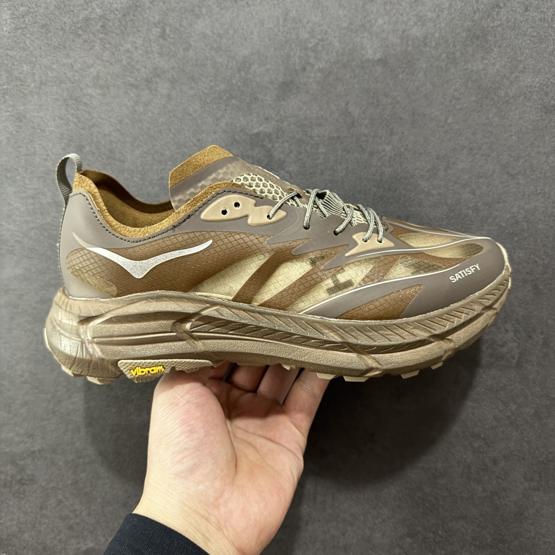 【公司级】Satisfy xHOKA ONE ONE Mafate Speed 4 玛法特4系列低帮厚底轻量户外越野运动慢跑鞋 采用半透明轻量化纱网热熔面料材质 搭载轻量化材料超轻量泡棉中底 外置V版橡胶防滑黄金大底 此球鞋继承了HOKA的经典越野鞋型MAFATE SPEED4的设计 更在此基础上进行了创新和提升 使得它既适合户外越野跑,又充满了时尚潮流的元素。它的半透明鞋面设计 不仅让鞋身看起来更加轻便 而且提供了良好的透气性 而保护性的防撕裂尼龙面料,则确保了在复杂地形中的耐用性。 双层ProFly™中底的 用,是这款鞋的另一个亮点。 VIBRAM MEGAGRIP®及 LITEBASE®大底的搭载,更是让这款鞋在保持高抓地力的 减轻了鞋底的重量 货号: 1157050/RBBR 尺码: 36 36.5 37.5 38 38.5 39 40 40.5 41.5 42 42.5 43 44 44.5 45-选品中心