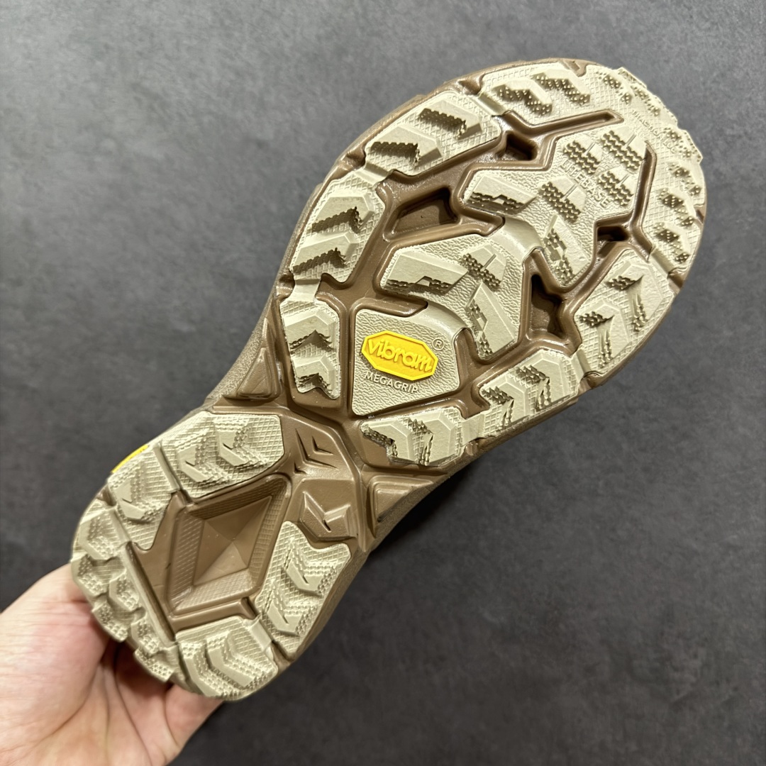 图片[9]-【公司级】Satisfy xHOKA ONE ONE Mafate Speed 4 玛法特4系列低帮厚底轻量户外越野运动慢跑鞋 采用半透明轻量化纱网热熔面料材质 搭载轻量化材料超轻量泡棉中底 外置V版橡胶防滑黄金大底 此球鞋继承了HOKA的经典越野鞋型MAFATE SPEED4的设计 更在此基础上进行了创新和提升 使得它既适合户外越野跑，又充满了时尚潮流的元素。它的半透明鞋面设计 不仅让鞋身看起来更加轻便 而且提供了良好的透气性 而保护性的防撕裂尼龙面料，则确保了在复杂地形中的耐用性。 双层ProFly™中底的 用，是这款鞋的另一个亮点。 VIBRAM MEGAGRIP®及 LITEBASE®大底的搭载，更是让这款鞋在保持高抓地力的 减轻了鞋底的重量 货号： 1157050/RBBR 尺码： 36 36.5 37.5 38 38.5 39 40 40.5 41.5 42 42.5 43 44 44.5 45-选品中心