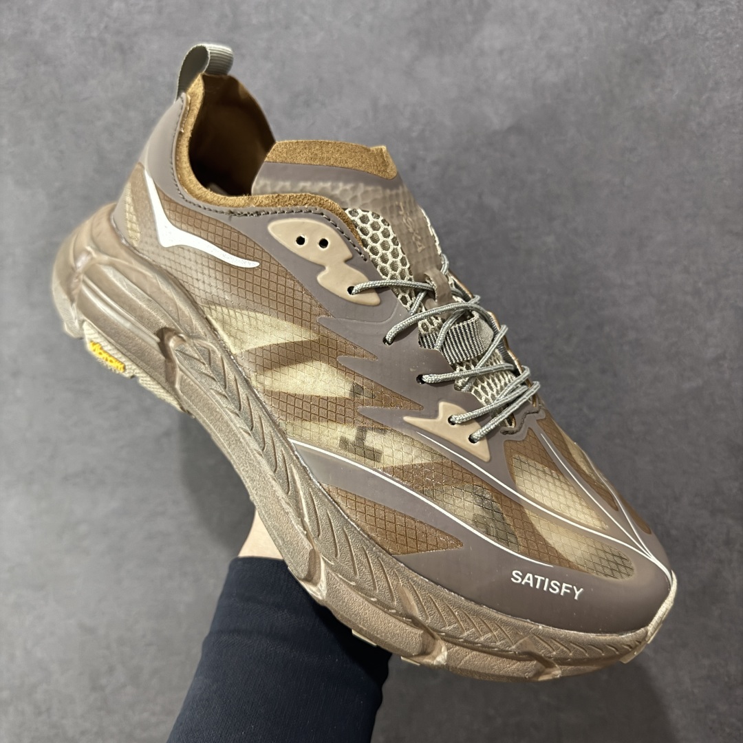 图片[3]-【公司级】Satisfy xHOKA ONE ONE Mafate Speed 4 玛法特4系列低帮厚底轻量户外越野运动慢跑鞋 采用半透明轻量化纱网热熔面料材质 搭载轻量化材料超轻量泡棉中底 外置V版橡胶防滑黄金大底 此球鞋继承了HOKA的经典越野鞋型MAFATE SPEED4的设计 更在此基础上进行了创新和提升 使得它既适合户外越野跑，又充满了时尚潮流的元素。它的半透明鞋面设计 不仅让鞋身看起来更加轻便 而且提供了良好的透气性 而保护性的防撕裂尼龙面料，则确保了在复杂地形中的耐用性。 双层ProFly™中底的 用，是这款鞋的另一个亮点。 VIBRAM MEGAGRIP®及 LITEBASE®大底的搭载，更是让这款鞋在保持高抓地力的 减轻了鞋底的重量 货号： 1157050/RBBR 尺码： 36 36.5 37.5 38 38.5 39 40 40.5 41.5 42 42.5 43 44 44.5 45-选品中心