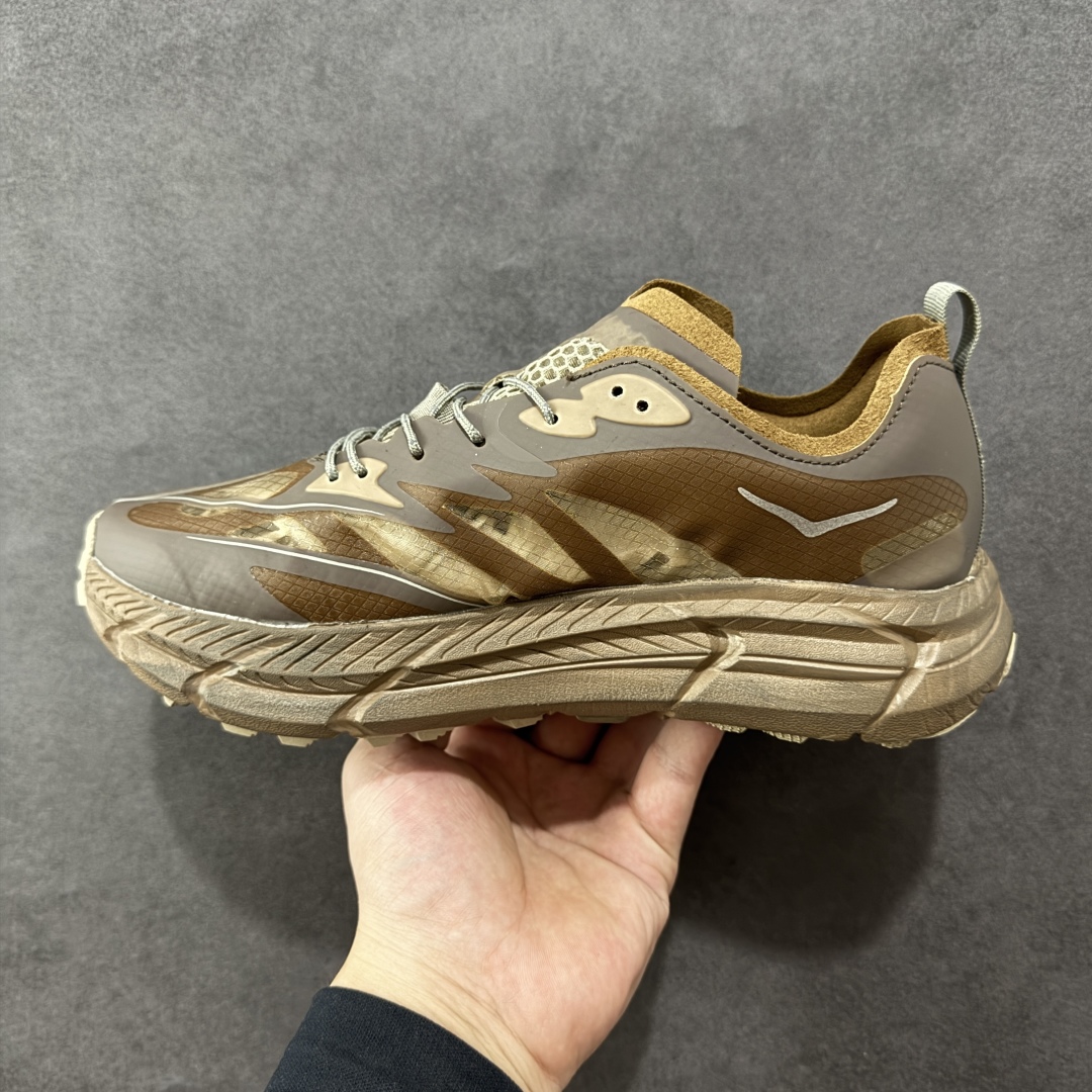 图片[2]-【公司级】Satisfy xHOKA ONE ONE Mafate Speed 4 玛法特4系列低帮厚底轻量户外越野运动慢跑鞋 采用半透明轻量化纱网热熔面料材质 搭载轻量化材料超轻量泡棉中底 外置V版橡胶防滑黄金大底 此球鞋继承了HOKA的经典越野鞋型MAFATE SPEED4的设计 更在此基础上进行了创新和提升 使得它既适合户外越野跑，又充满了时尚潮流的元素。它的半透明鞋面设计 不仅让鞋身看起来更加轻便 而且提供了良好的透气性 而保护性的防撕裂尼龙面料，则确保了在复杂地形中的耐用性。 双层ProFly™中底的 用，是这款鞋的另一个亮点。 VIBRAM MEGAGRIP®及 LITEBASE®大底的搭载，更是让这款鞋在保持高抓地力的 减轻了鞋底的重量 货号： 1157050/RBBR 尺码： 36 36.5 37.5 38 38.5 39 40 40.5 41.5 42 42.5 43 44 44.5 45-选品中心