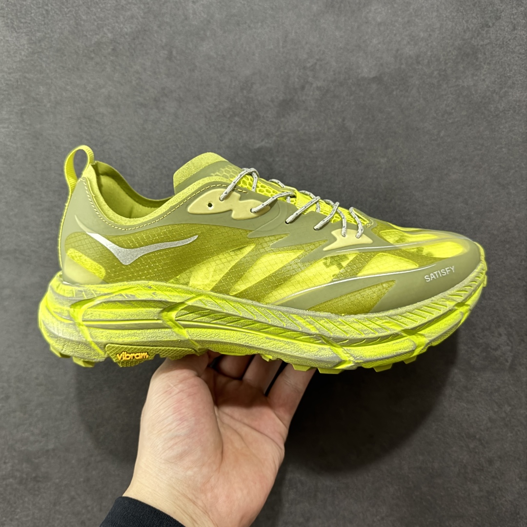 【公司级】Satisfy xHOKA ONE ONE Mafate Speed 4 玛法特4系列低帮厚底轻量户外越野运动慢跑鞋 采用半透明轻量化纱网热熔面料材质 搭载轻量化材料超轻量泡棉中底 外置V版橡胶防滑黄金大底 此球鞋继承了HOKA的经典越野鞋型MAFATE SPEED4的设计 更在此基础上进行了创新和提升 使得它既适合户外越野跑,又充满了时尚潮流的元素。它的半透明鞋面设计 不仅让鞋身看起来更加轻便 而且提供了良好的透气性 而保护性的防撕裂尼龙面料,则确保了在复杂地形中的耐用性。 双层ProFly™中底的 用,是这款鞋的另一个亮点。 VIBRAM MEGAGRIP®及 LITEBASE®大底的搭载,更是让这款鞋在保持高抓地力的 减轻了鞋底的重量 货号: 1157050/SLFR 尺码: 36 36.5 37.5 38 38.5 39 40 40.5 41.5 42 42.5 43 44 44.5 45-选品中心