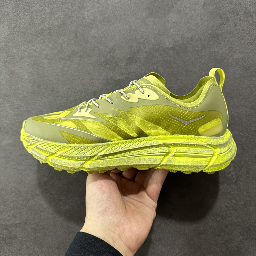 图片[2]-【公司级】Satisfy xHOKA ONE ONE Mafate Speed 4 玛法特4系列低帮厚底轻量户外越野运动慢跑鞋 采用半透明轻量化纱网热熔面料材质 搭载轻量化材料超轻量泡棉中底 外置V版橡胶防滑黄金大底 此球鞋继承了HOKA的经典越野鞋型MAFATE SPEED4的设计 更在此基础上进行了创新和提升 使得它既适合户外越野跑，又充满了时尚潮流的元素。它的半透明鞋面设计 不仅让鞋身看起来更加轻便 而且提供了良好的透气性 而保护性的防撕裂尼龙面料，则确保了在复杂地形中的耐用性。 双层ProFly™中底的 用，是这款鞋的另一个亮点。 VIBRAM MEGAGRIP®及 LITEBASE®大底的搭载，更是让这款鞋在保持高抓地力的 减轻了鞋底的重量 货号： 1157050/SLFR 尺码： 36 36.5 37.5 38 38.5 39 40 40.5 41.5 42 42.5 43 44 44.5 45-选品中心