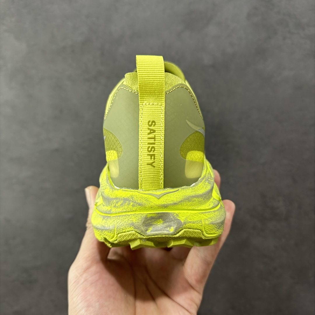 图片[4]-【公司级】Satisfy xHOKA ONE ONE Mafate Speed 4 玛法特4系列低帮厚底轻量户外越野运动慢跑鞋 采用半透明轻量化纱网热熔面料材质 搭载轻量化材料超轻量泡棉中底 外置V版橡胶防滑黄金大底 此球鞋继承了HOKA的经典越野鞋型MAFATE SPEED4的设计 更在此基础上进行了创新和提升 使得它既适合户外越野跑，又充满了时尚潮流的元素。它的半透明鞋面设计 不仅让鞋身看起来更加轻便 而且提供了良好的透气性 而保护性的防撕裂尼龙面料，则确保了在复杂地形中的耐用性。 双层ProFly™中底的 用，是这款鞋的另一个亮点。 VIBRAM MEGAGRIP®及 LITEBASE®大底的搭载，更是让这款鞋在保持高抓地力的 减轻了鞋底的重量 货号： 1157050/SLFR 尺码： 36 36.5 37.5 38 38.5 39 40 40.5 41.5 42 42.5 43 44 44.5 45-选品中心